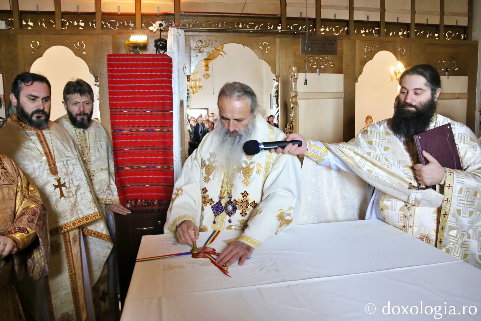 IPS Teofan, sfințind altarul Bisericii „Duminica Tuturor Sfinților” Căuești / Foto: Flavius Popa