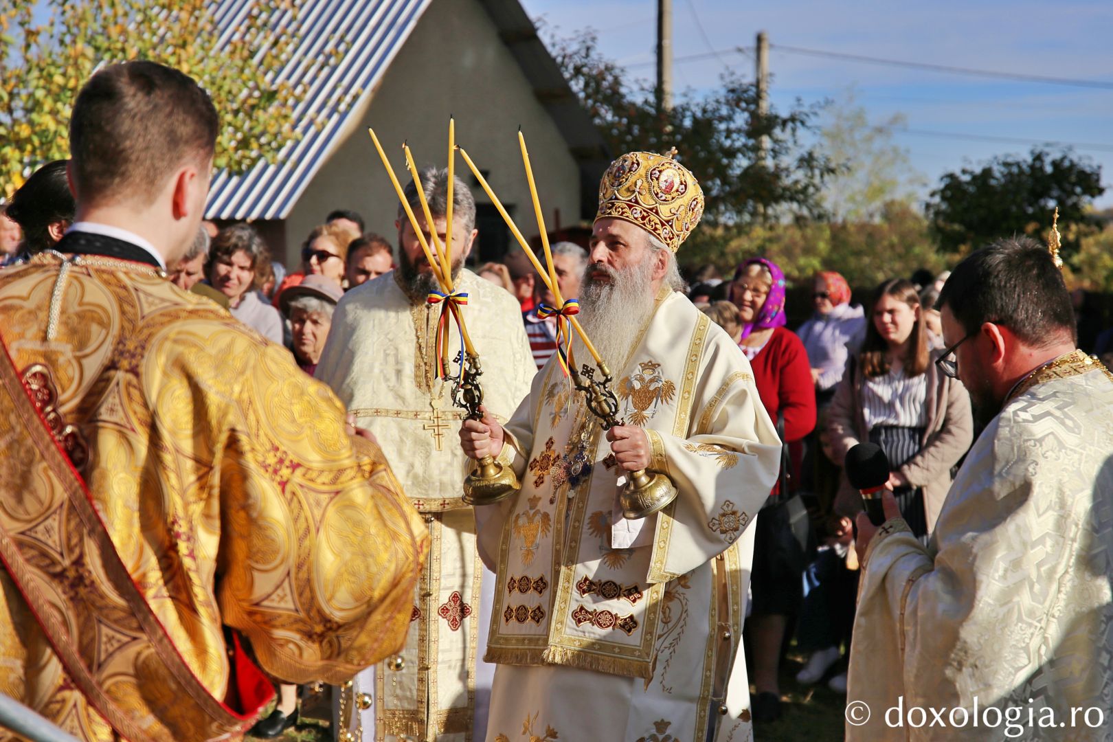 IPS Teofan, dimpreună cu un sobor de preoți și diaconi, săvârșind Sfânta Liturghie la Parohia Căuești / Foto: Flavius Popa