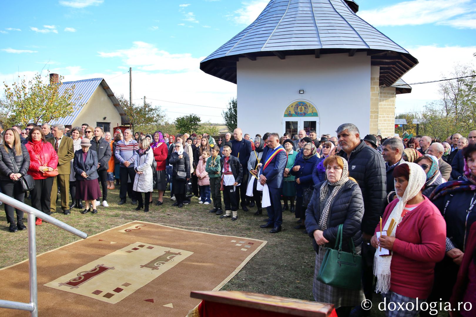 Credincioșii din Căuești participând la Sfânta Liturghie / Foto: Flavius Popa