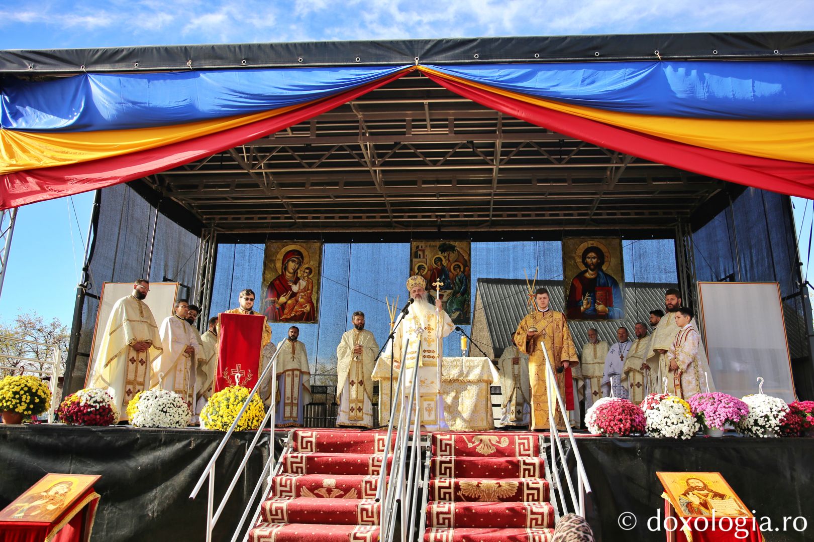 IPS Teofan, dimpreună cu un sobor de preoți și diaconi, săvârșind Sfânta Liturghie la Parohia Căuești / Foto: Flavius Popa