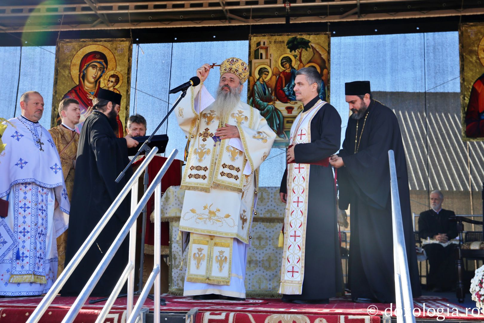 Pr. Bogdan Eugen Sârbu a fost hirotesit de IPS Teofan întru iconom stavrofor / Foto: Flavius Popa