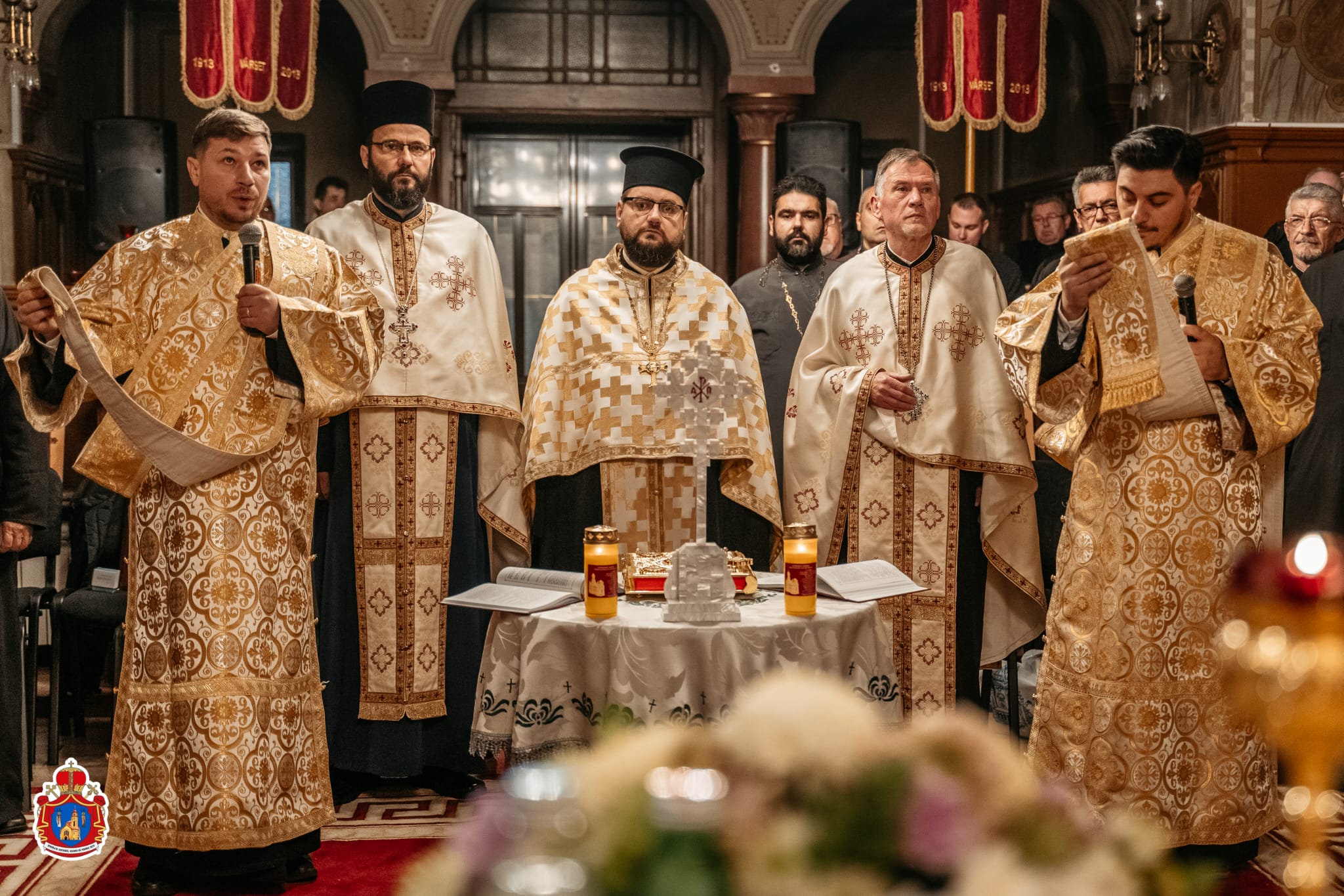 preoți săvârșind slujba de Te Deum