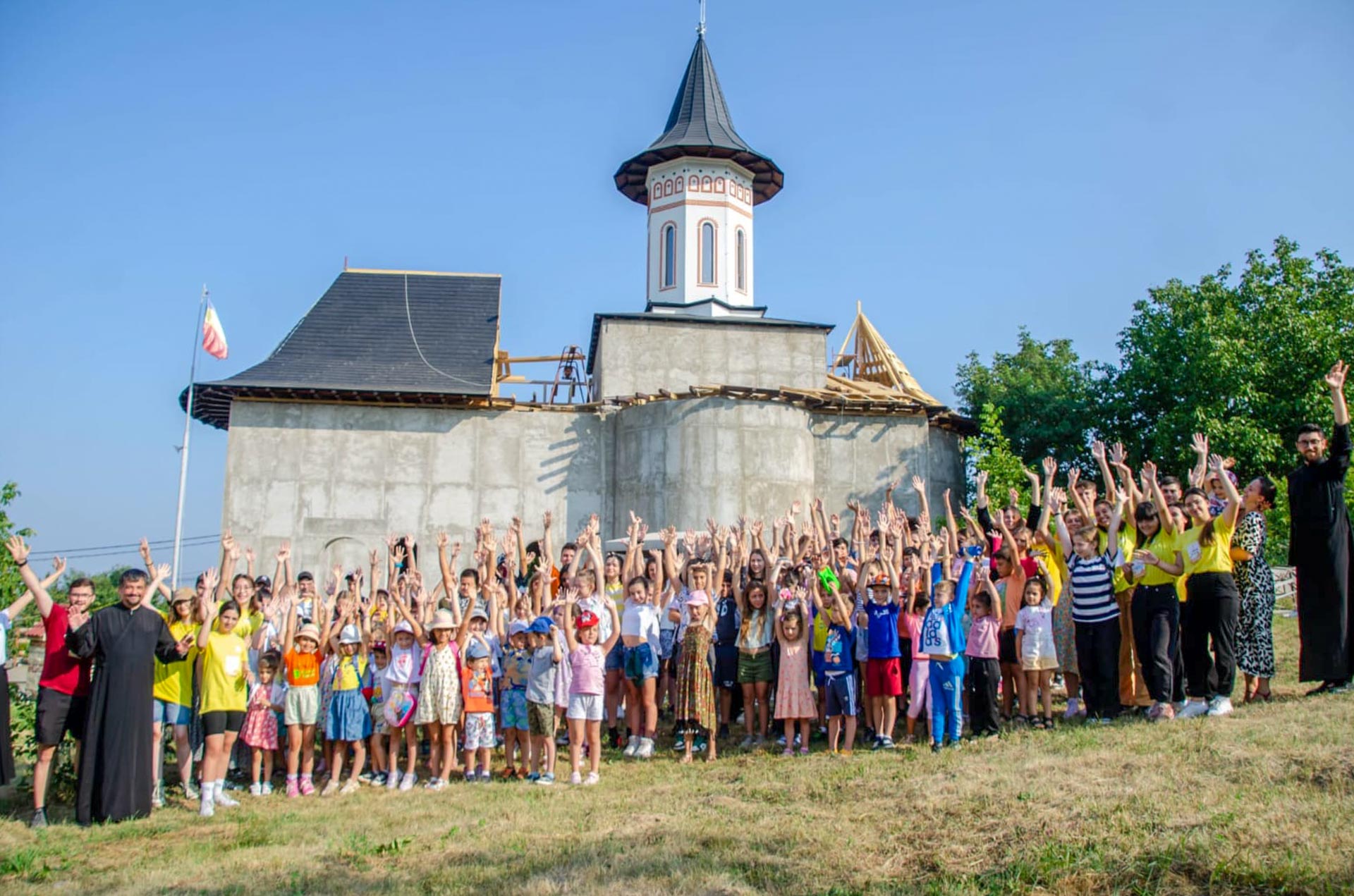 Copii în fața bisericii