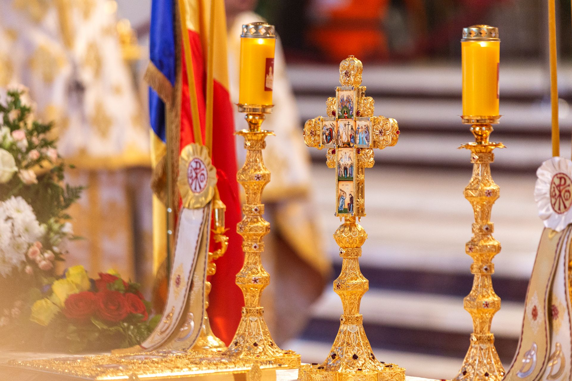 Te Deum de 1 decembrie / Foto: basilica.ro Cruce și lumânări pe masă