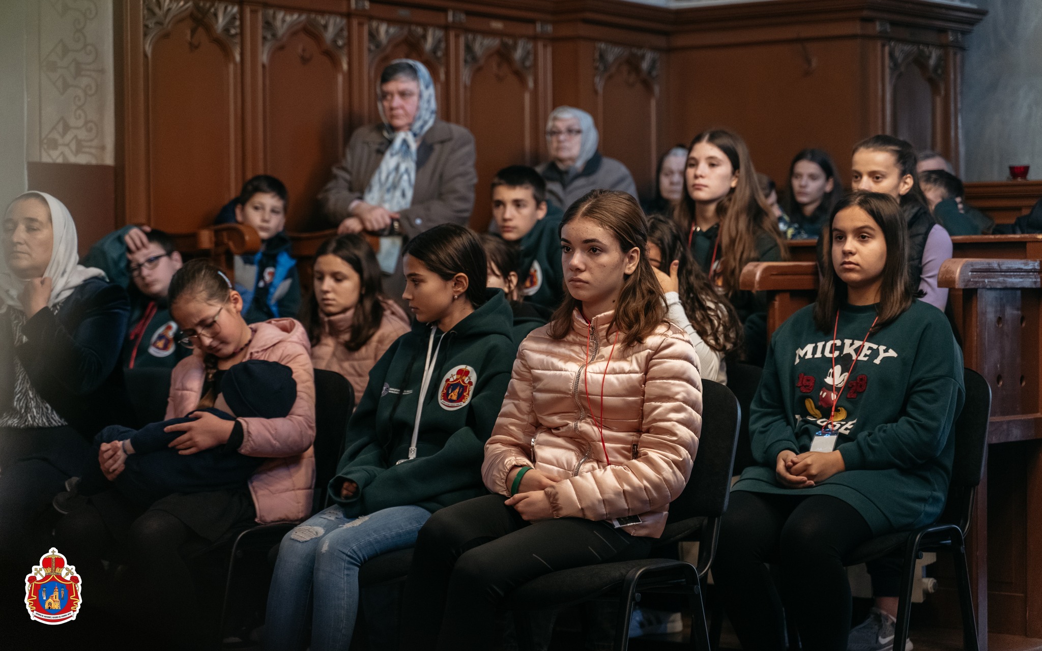 tineri participând la Sfânta Liturghie