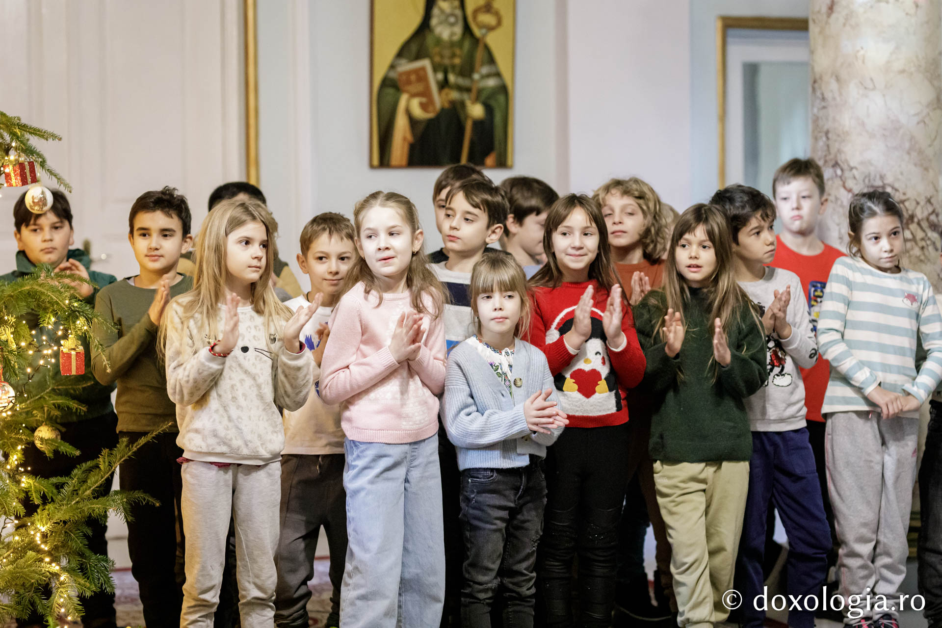 (Foto) Școala „Gheorghe Asachi”, clasa a II-a – Colindători la Reședința Mitropolitană 2023