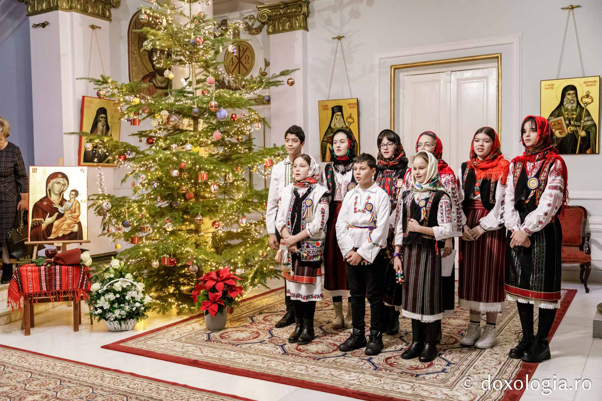 Parohia „Sfântul Vasile” Hârlău – Colindători la Reședința Mitropolitană 2023