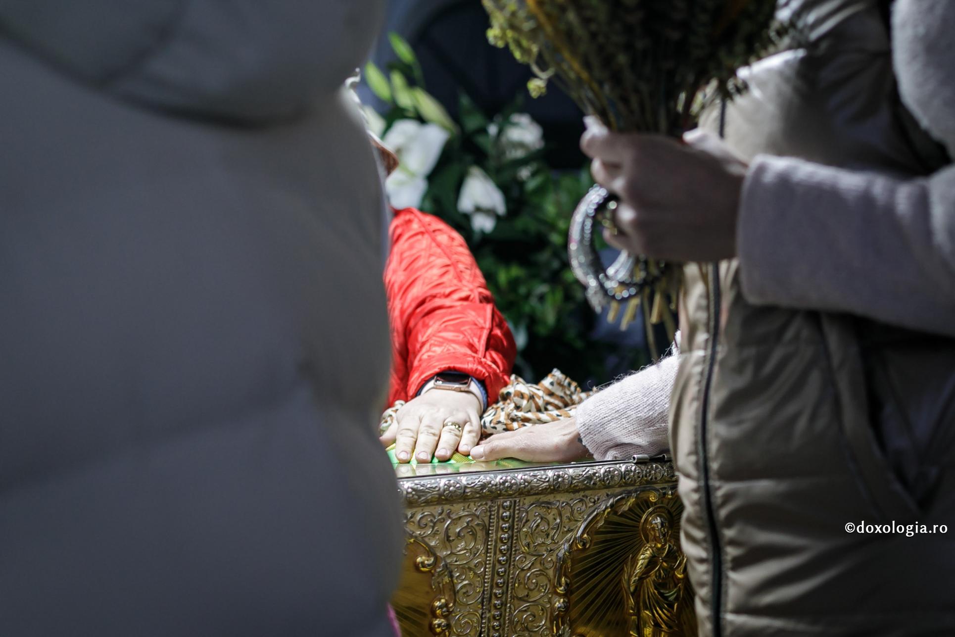 închinare la racla Sfintei Cuvioase Parascheva