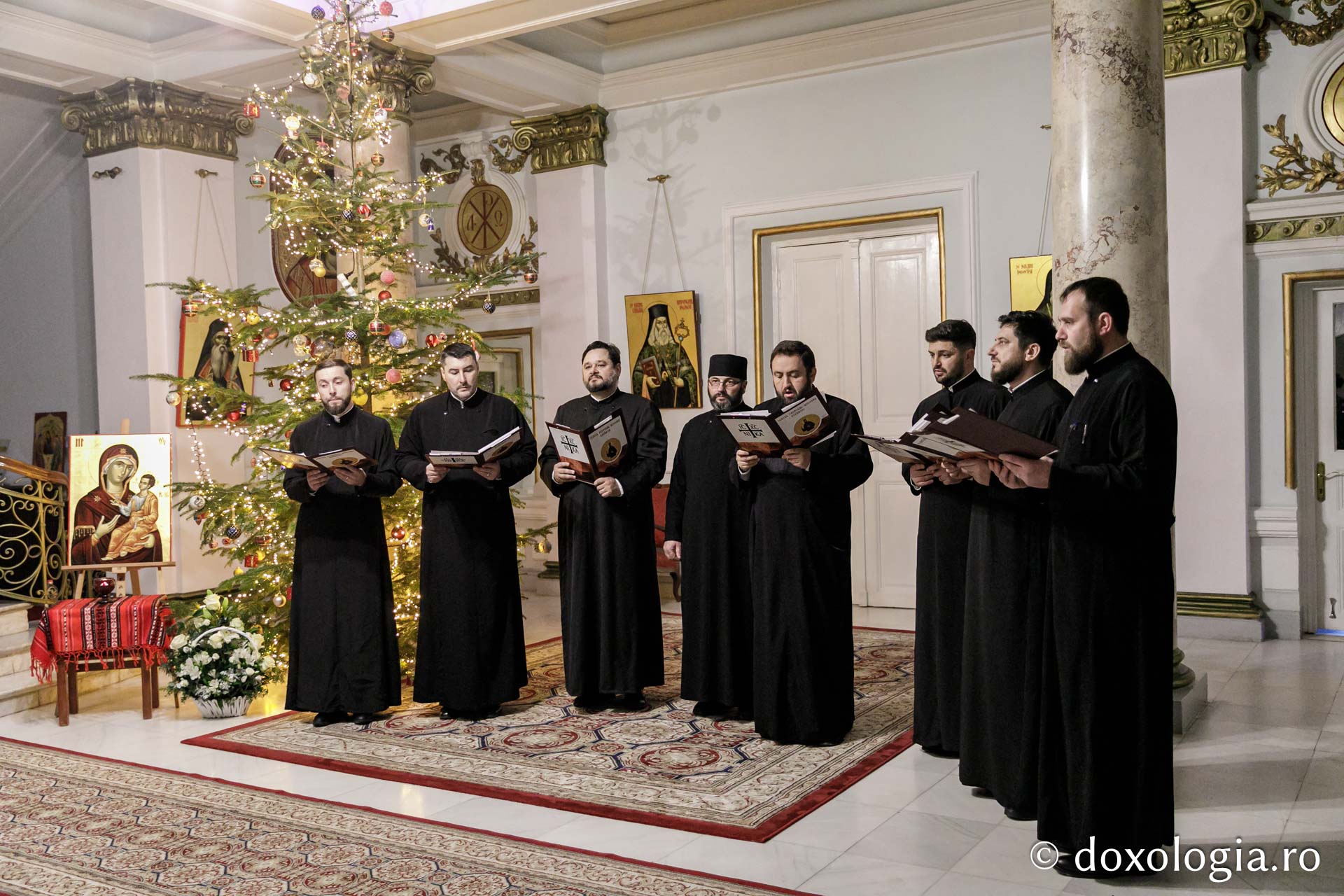 Corul Cercului Pastoral „Sf. Efrem cel Nou” din Avrămeni – Colindători la Reședința Mitropolitană 2023