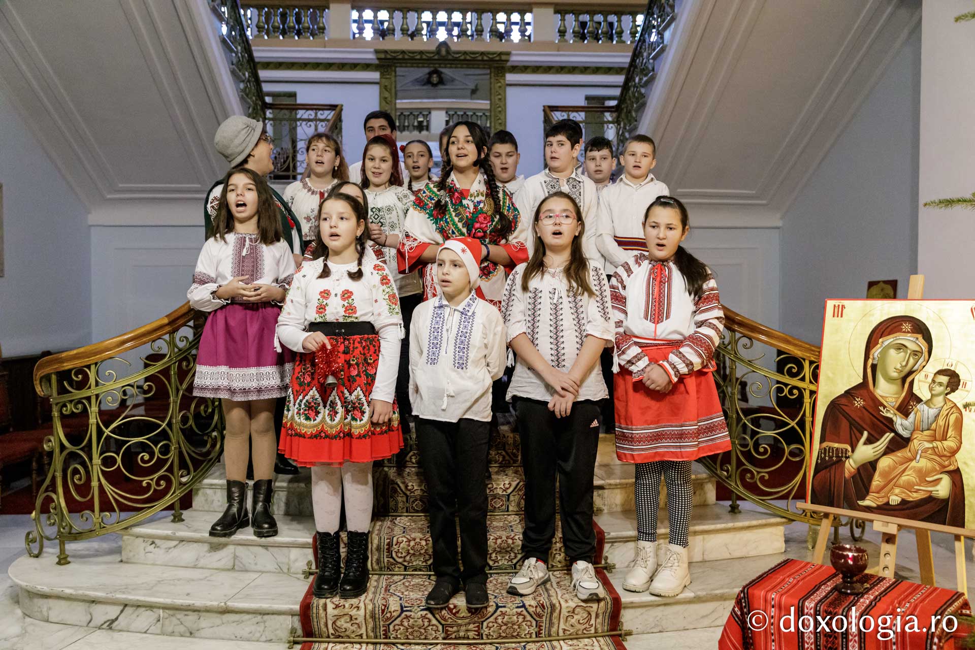 Colindători la Reședința Mitropolitană – Școala „Ionel Teodoreanu”