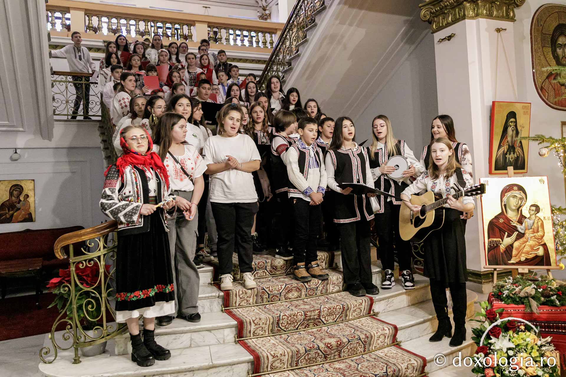 (Foto) Parohiile din Protopopiatul Iași 2 – Colindători la Reședința Mitropolitană 2023