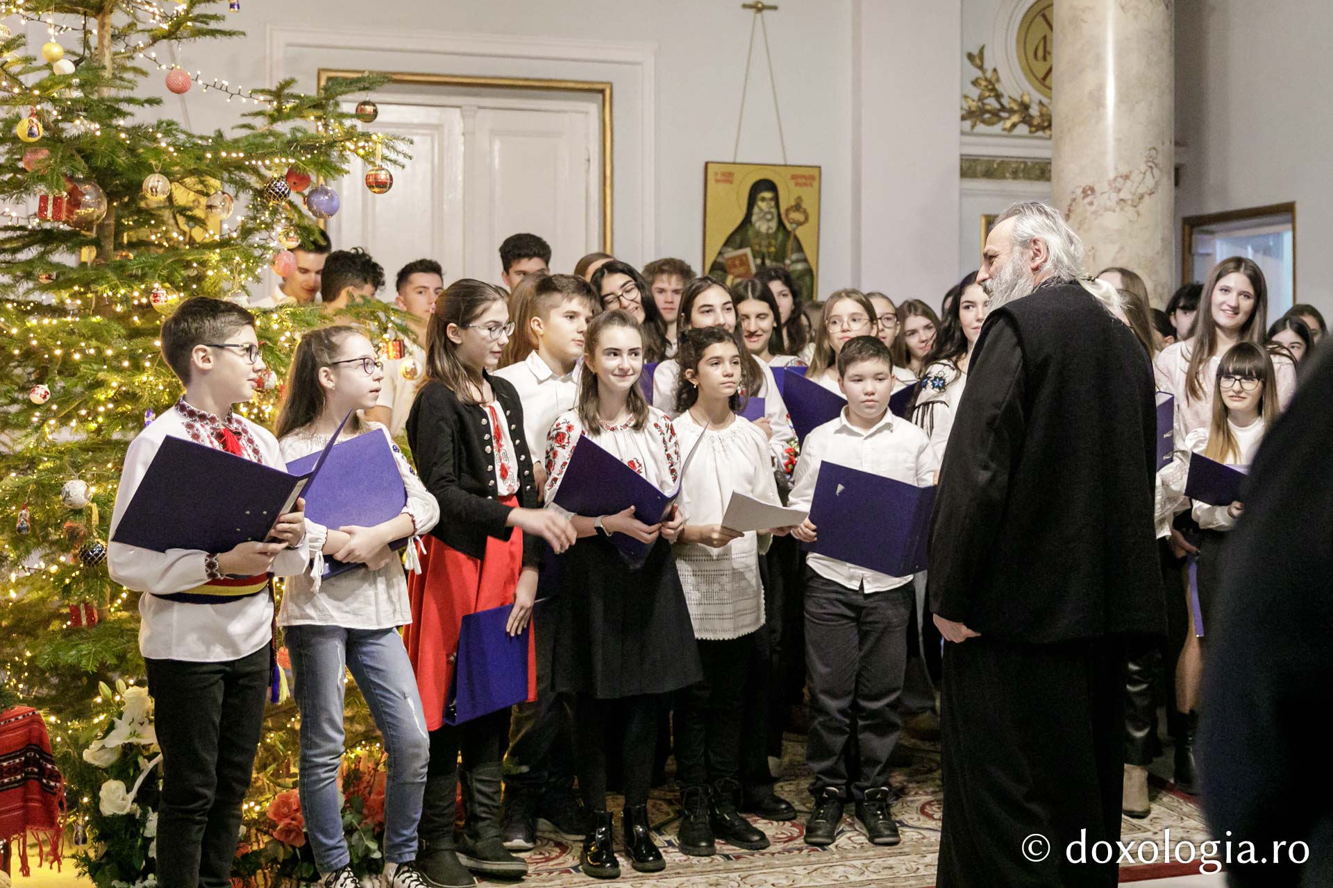 (Foto) Școala Varlaam – Colindători la Reședința Mitropolitană 2023