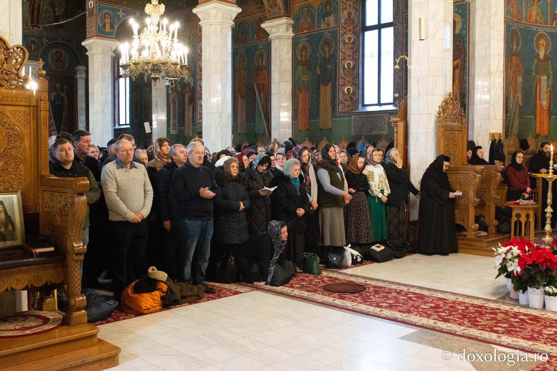 Credincioși, participând la Sfânta Liturghie