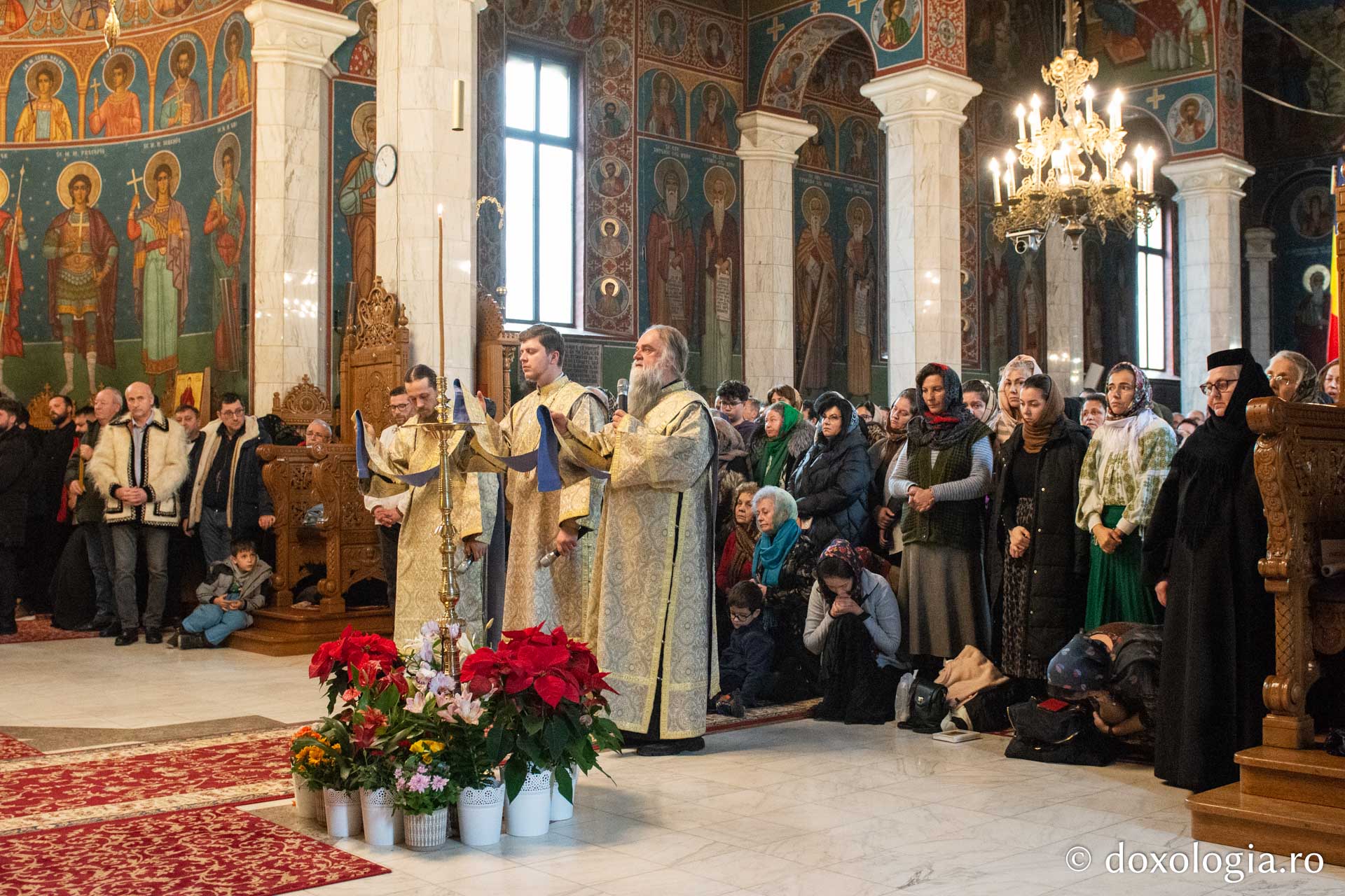 Credincioși, participând la Sfânta Liturghie