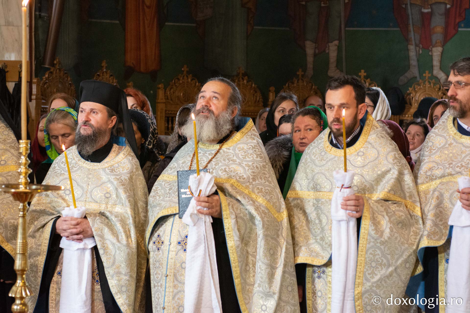 Preoți, participând la slujba de Parastas