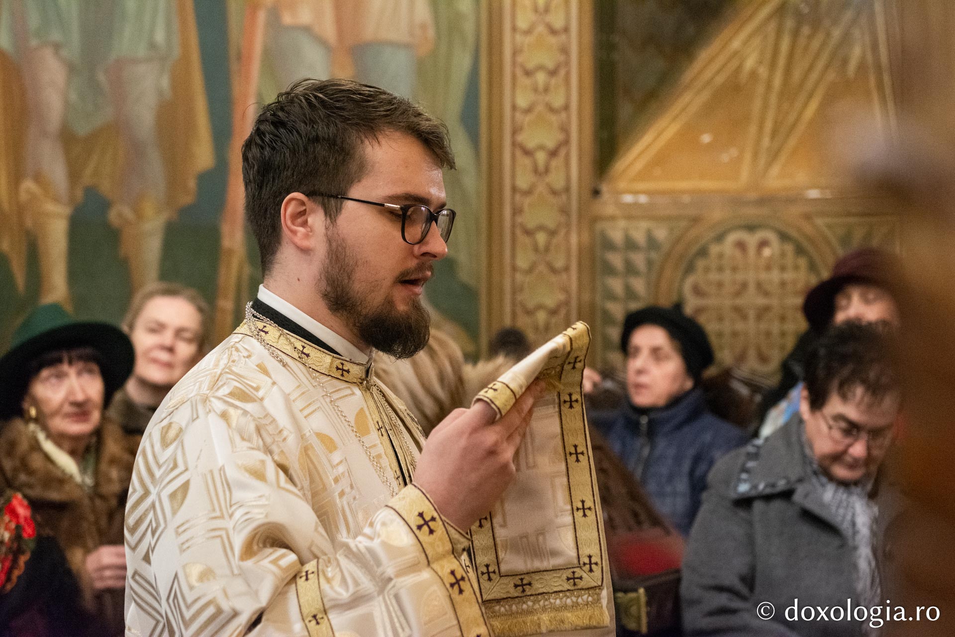 Diacon, rostind ectenii / Foto: Mihail Vrăjitoru Diacon