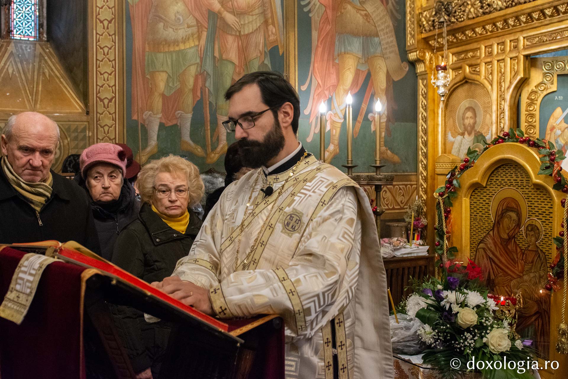 Momentul citirii Sfintei Evanghelii / Foto: Mihail Vrăjitoru Diacon, citind Sfânta Evanghelie