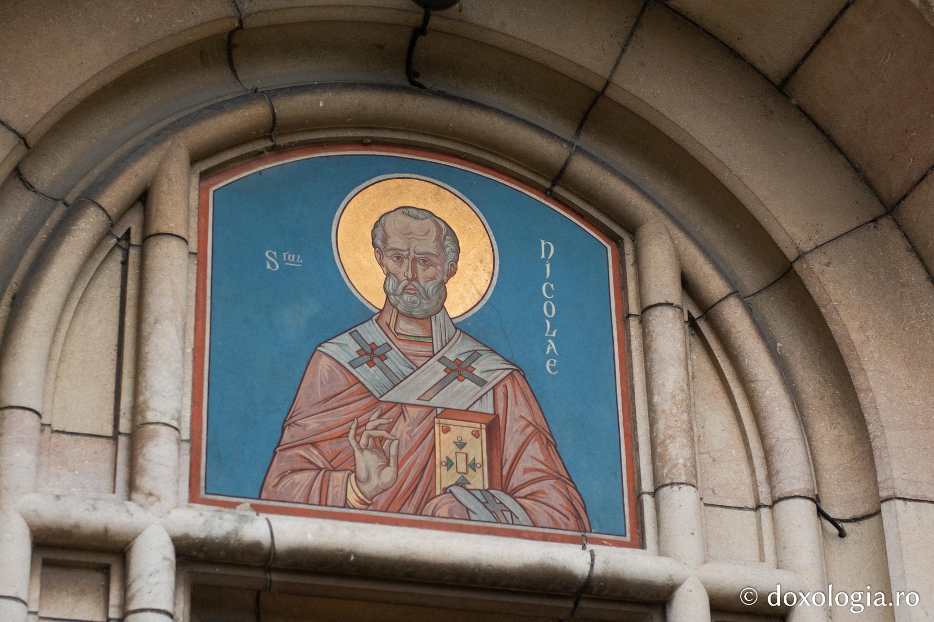 Icoană cu Sfântul Nicolae care se află la intrarea în biserica „Sfântul Nicolae Domnesc” din zona Palatului Culturii Iași / Foto: Mihail Vrăjitoru Icoană cu Sfântul Nicolae