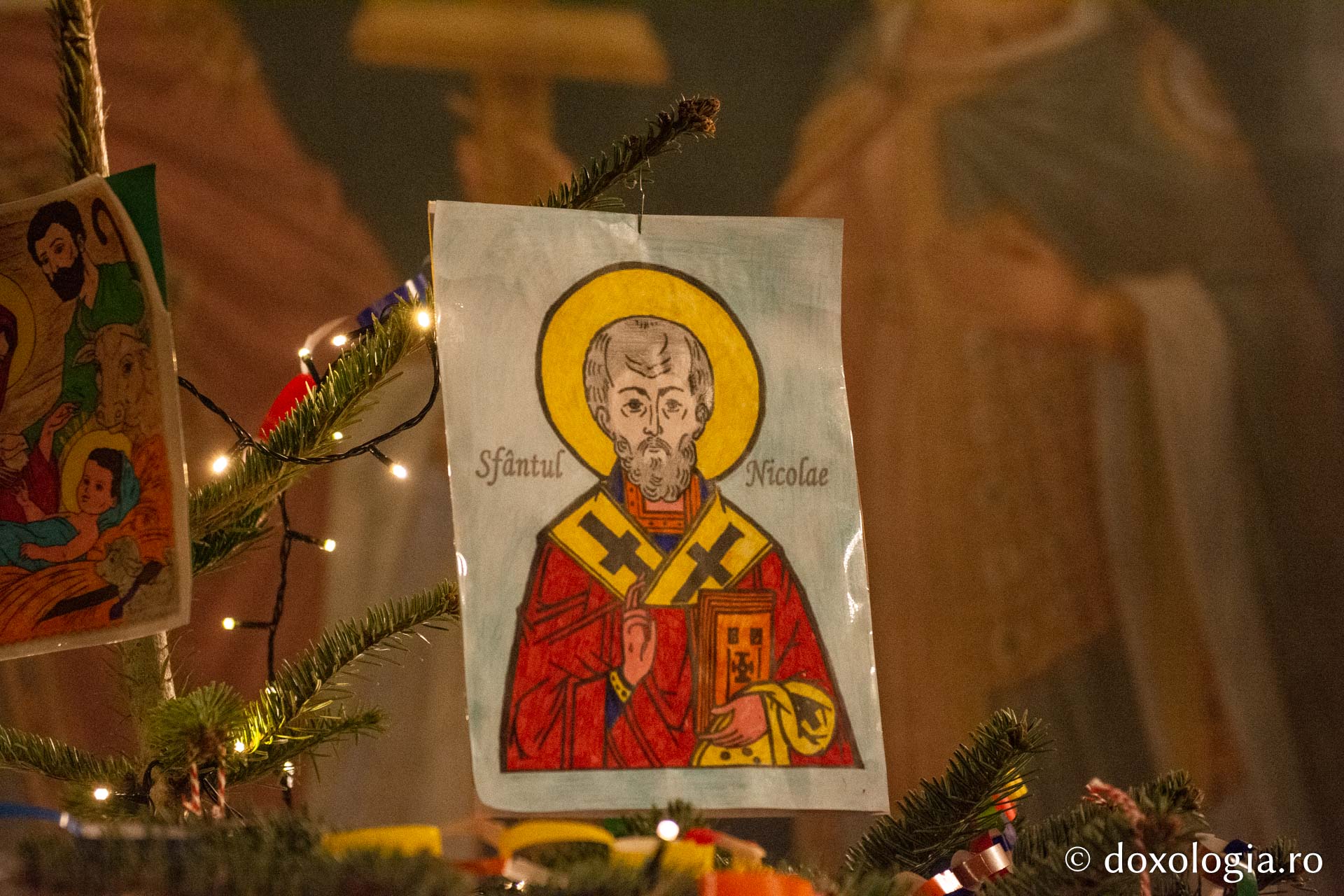 Icoană cu Sfântul Nicolae pictată de copii / Foto: Mihail Vrăjitoru Icoană cu Sfântul Nicolae pictată de copii și așezată în bradul de crăciun