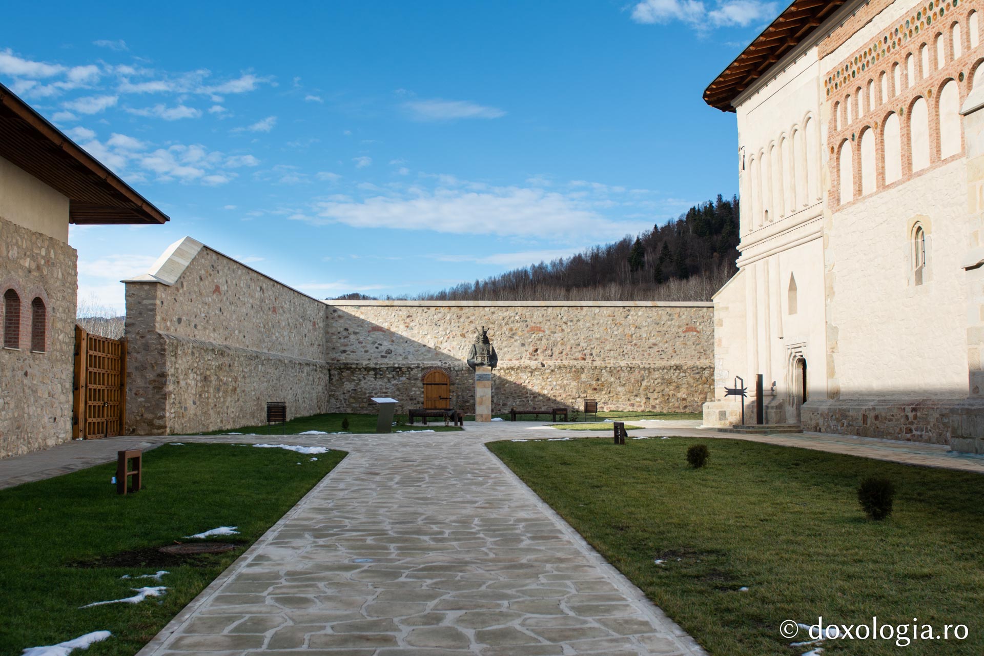 Curtea interioară a Mănăstirii Tazlău
