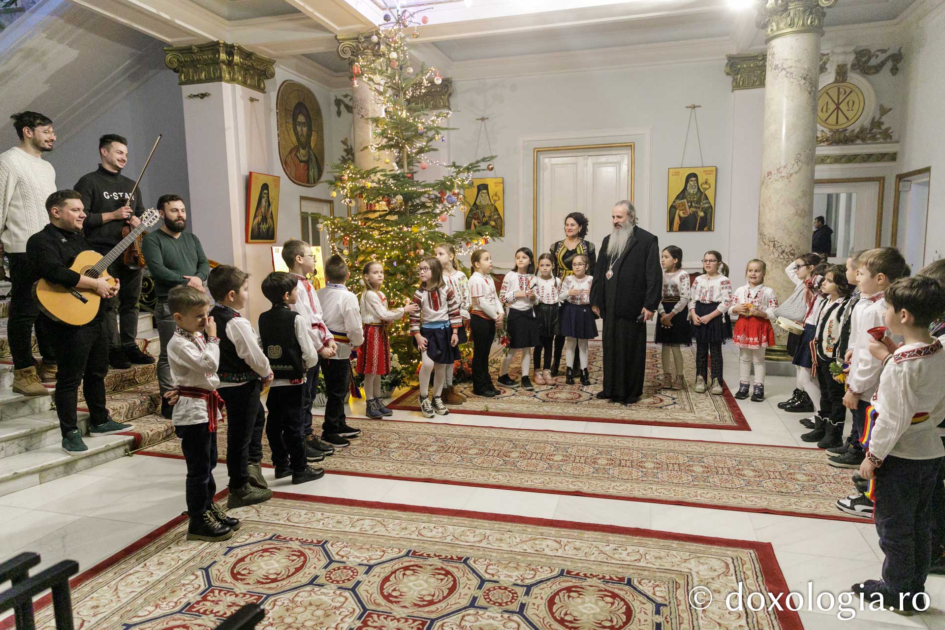 (Foto) Școala „Carol I” din Iași, clasa I-a – Colindători la Reședința Mitropolitană 2023
