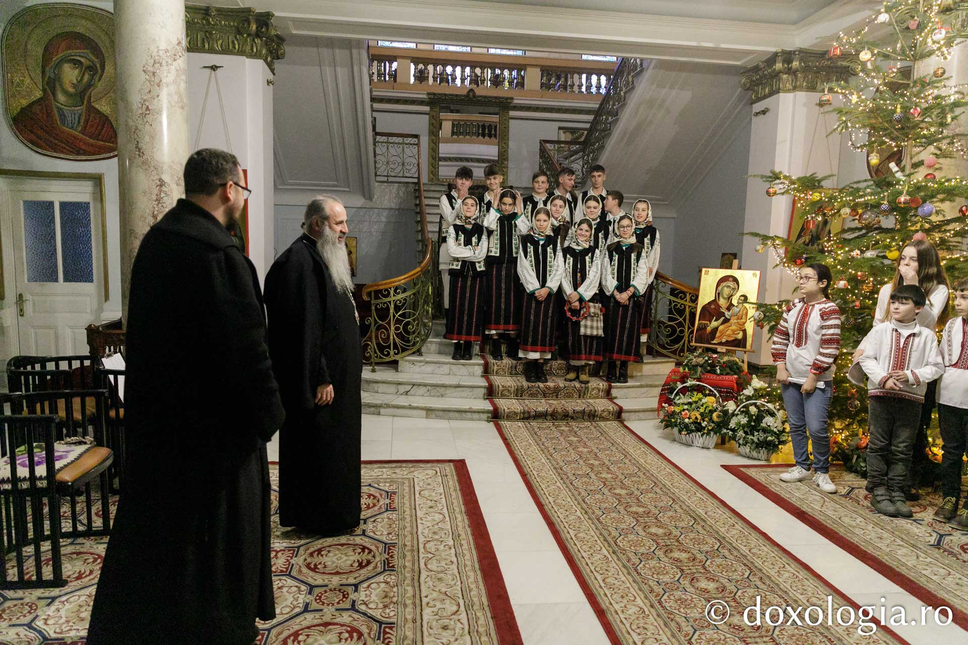 (Foto) Parohia Lețcani 3 – Colindători la Reședința Mitropolitană 2023