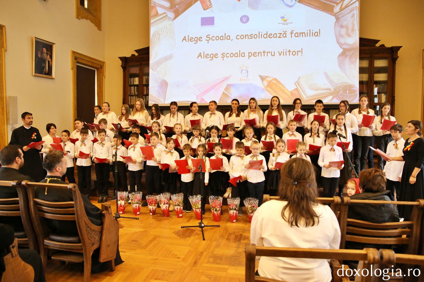 cor de copii interpretând colinde