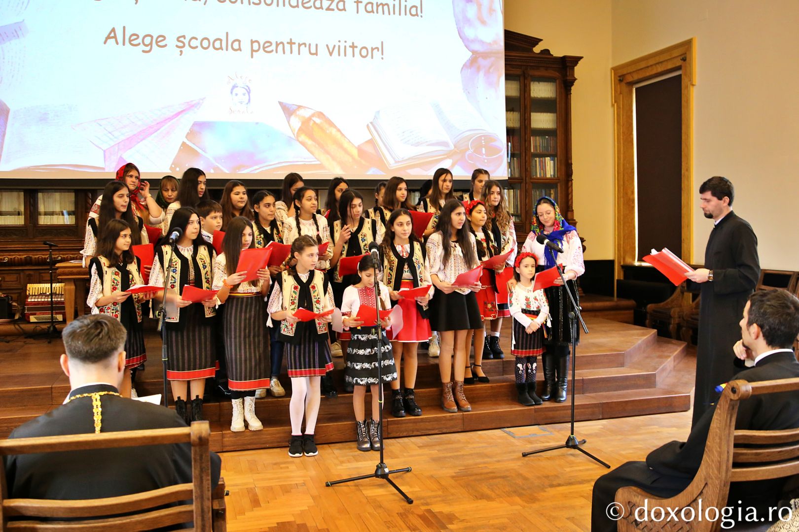 cor de copii interpretând colinde