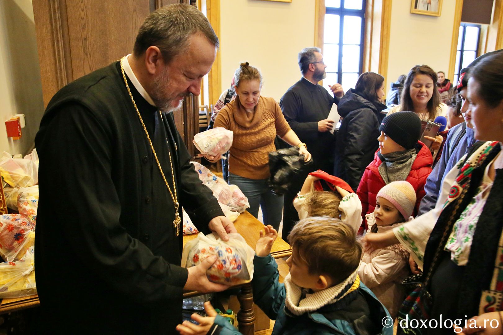 copii primind daruri