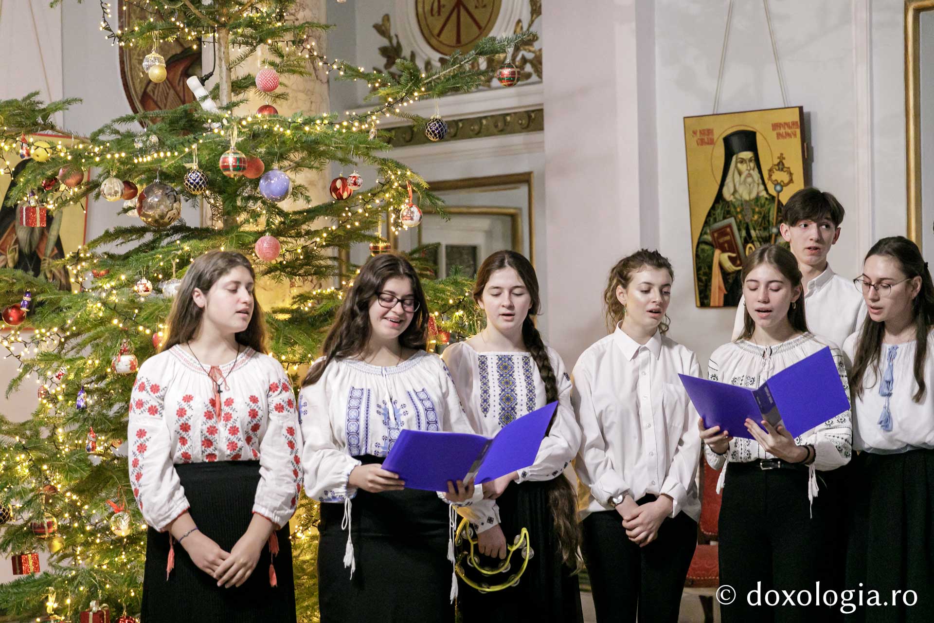 (Foto) Bursierii Provita – Colindători la Reședința Mitropolitană 2023