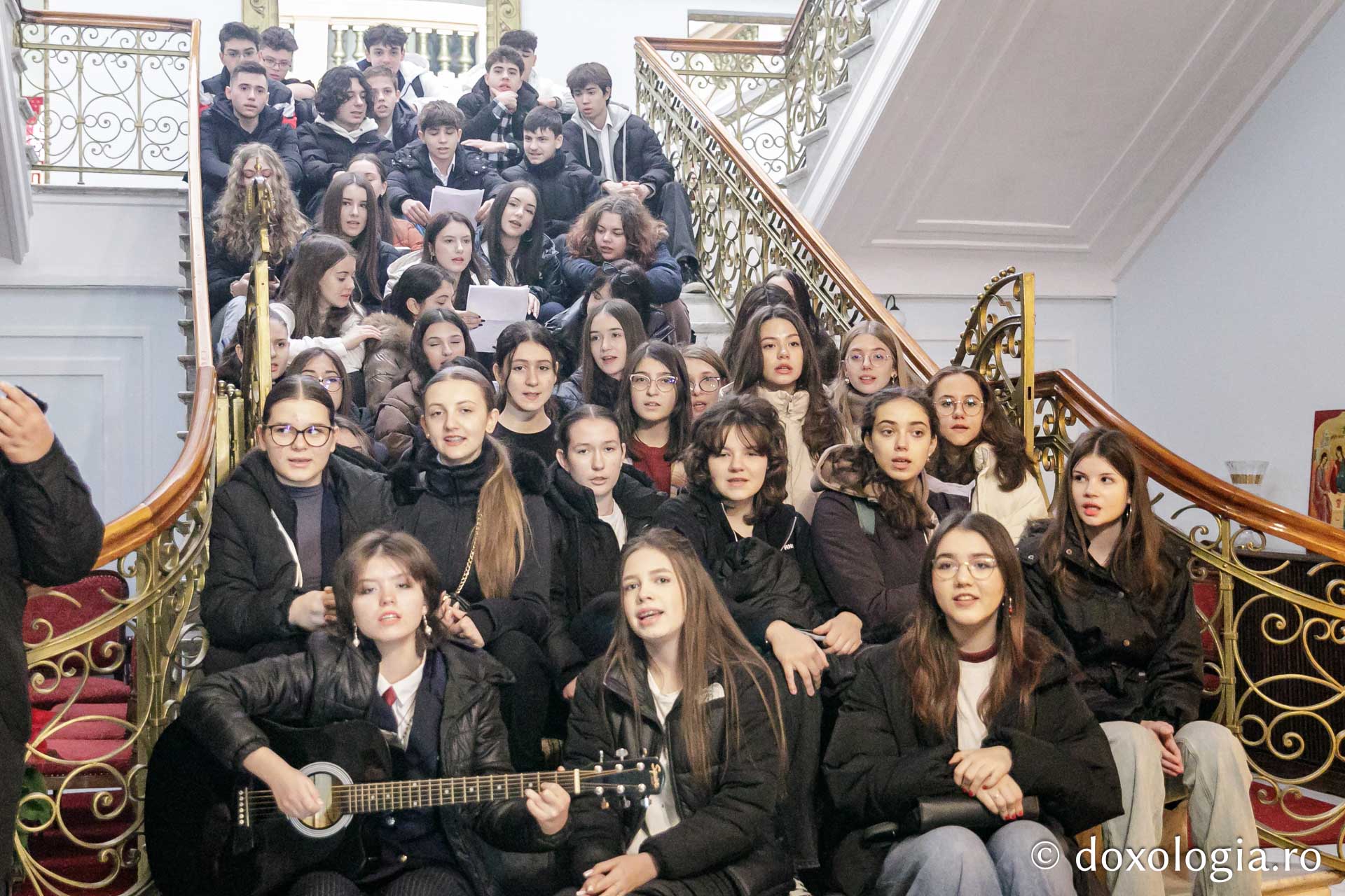 (Foto) Colegiul Național Iași, clasa a X-a – Colindători la Reședința Mitropolitană 2023