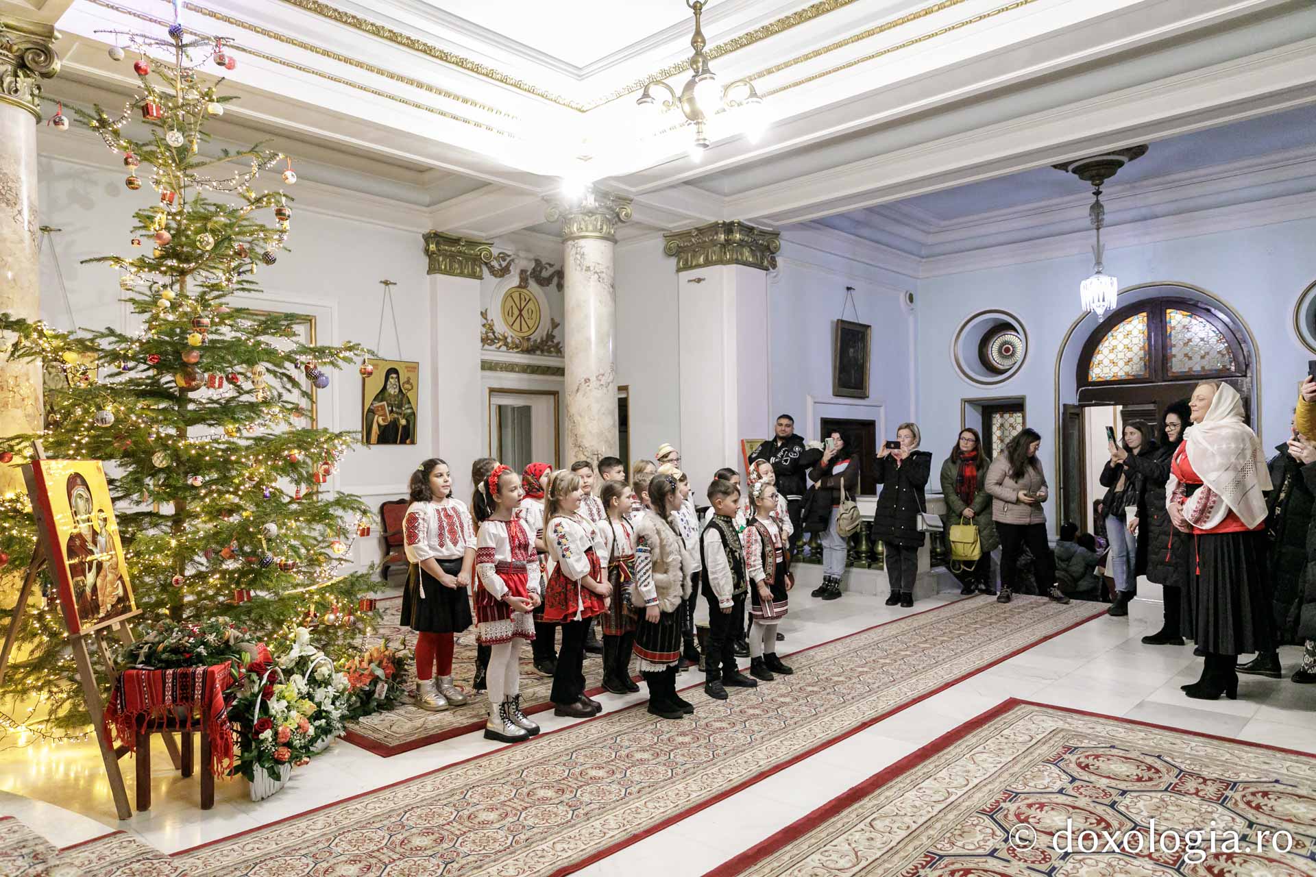 (Foto) Colegiul „Octav Băncilă”, clasa I B – Colindători la Reședința Mitropolitană 2023