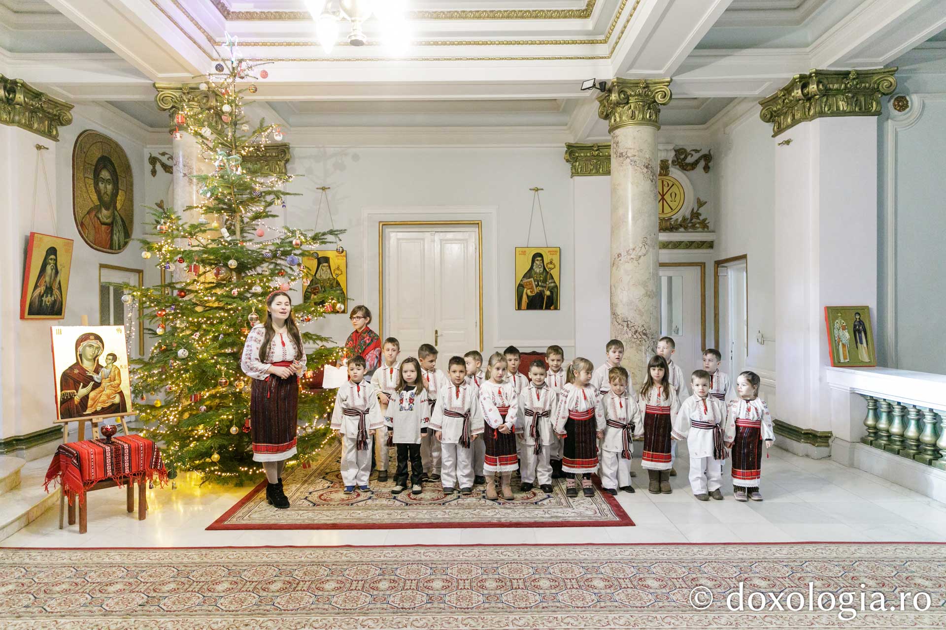 (Foto) Grădinița nr. 4 din Iași – Colindători la Reședința Mitropolitană 2023