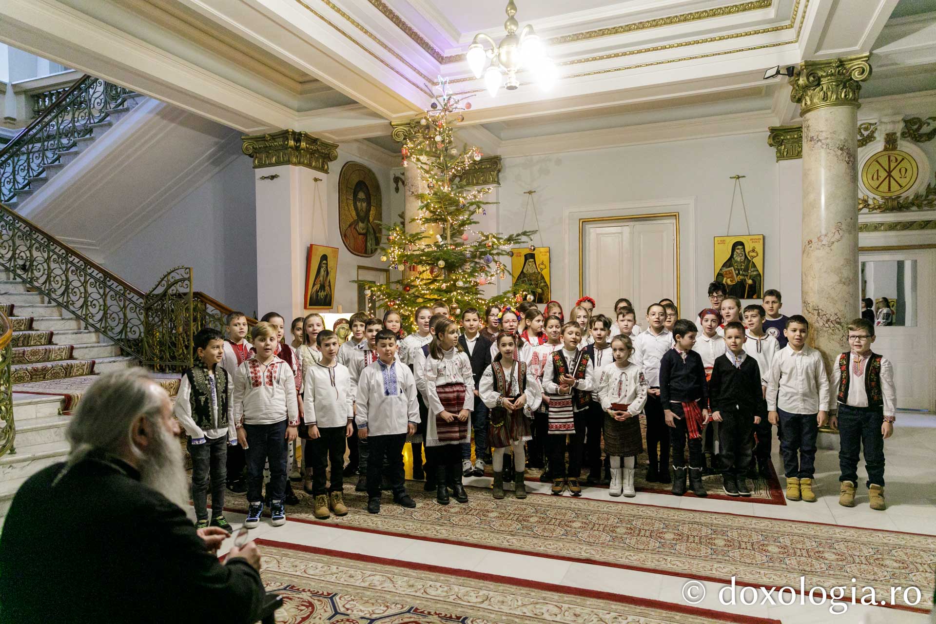 (Foto) Şcoala „B.P. Haşdeu” din Iași – Colindători la Reședința Mitropolitană 2023