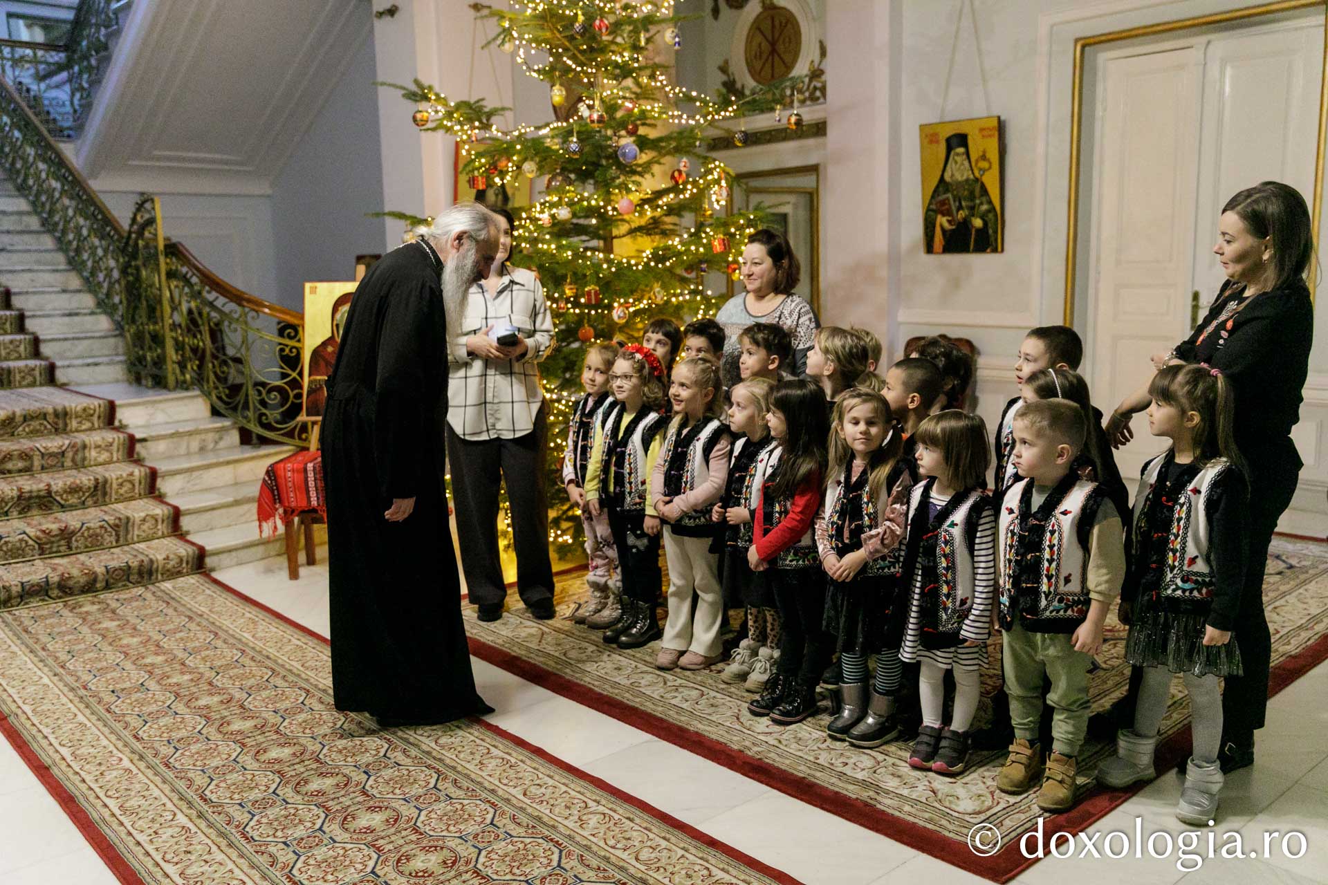 (Foto) Grădinița „Sfântul Sava” din Iași – Colindători la Reședința Mitropolitană 2023