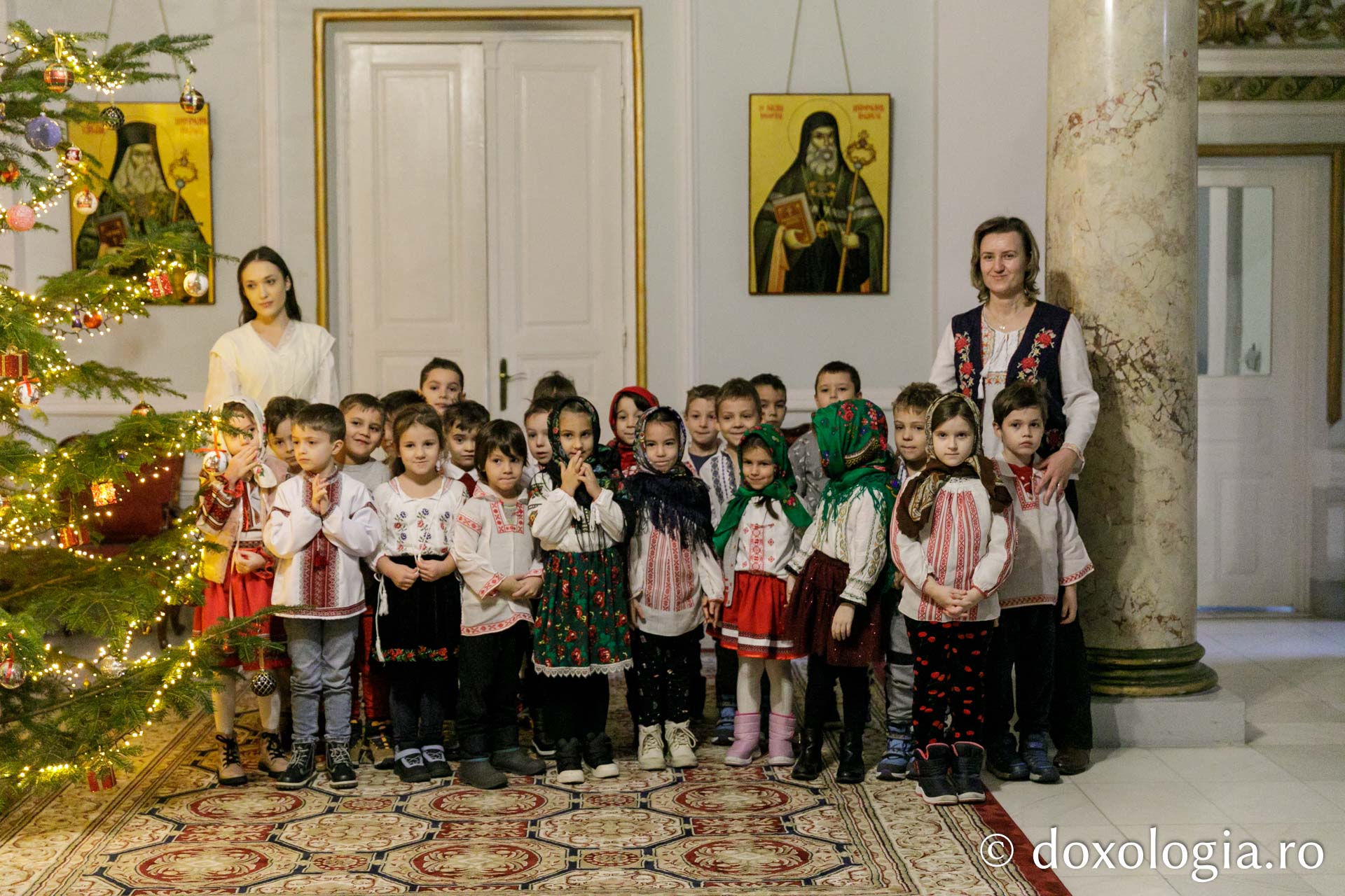 (Foto) Grădinița „Sfânta Parascheva” din Iași – Colindători la Reședința Mitropolitană 2023