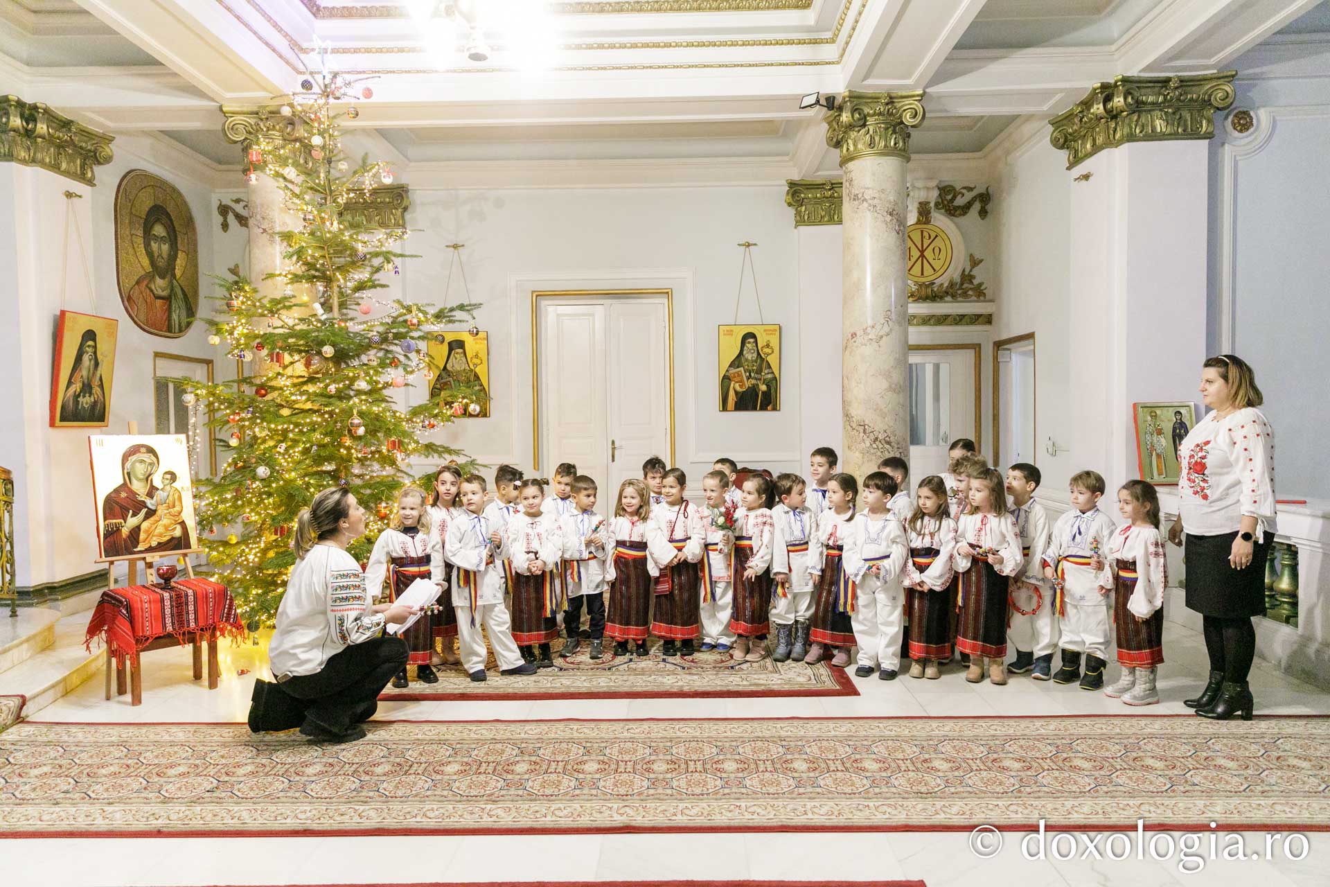(Foto) Grădinița nr. 16 din Iași – Colindători la Reședința Mitropolitană 2023