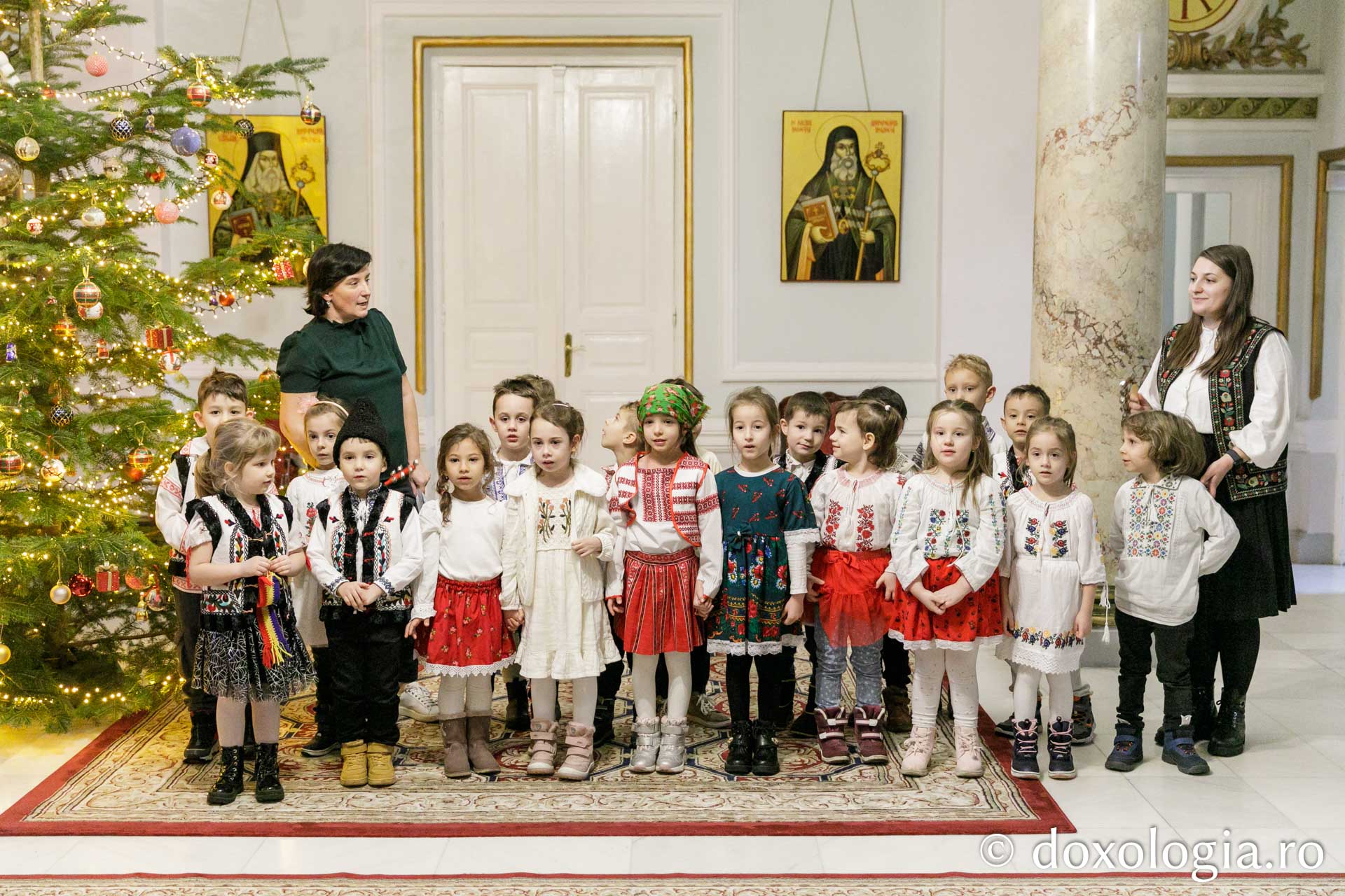 (Foto) Grădinița „Sfântul Sava” (preșcolari) din Iași – Colindători la Reședința Mitropolitană 2023