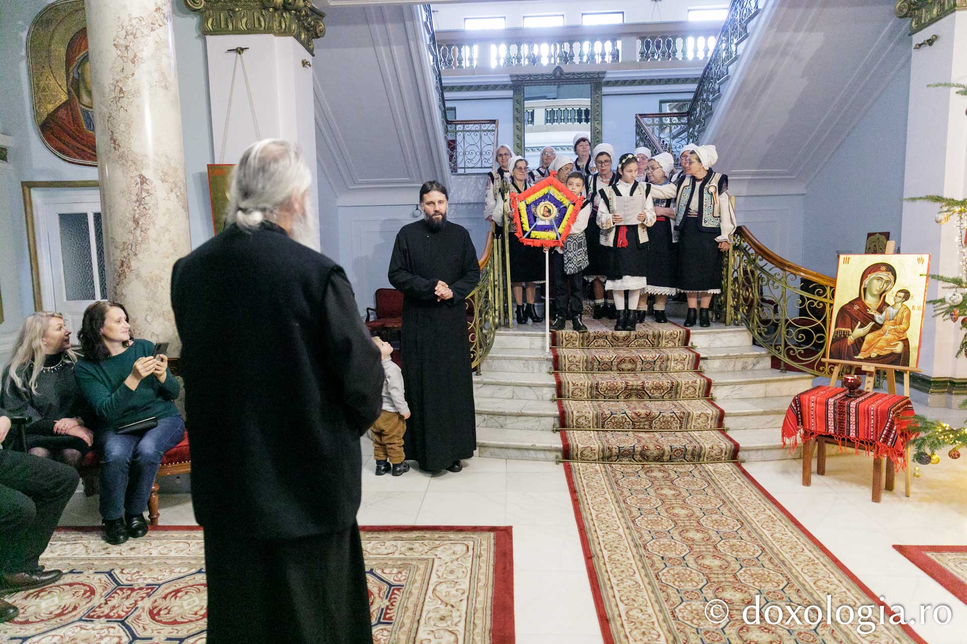 (Foto) Parohia Ciurbești – Colindători la Reședința Mitropolitană 2023