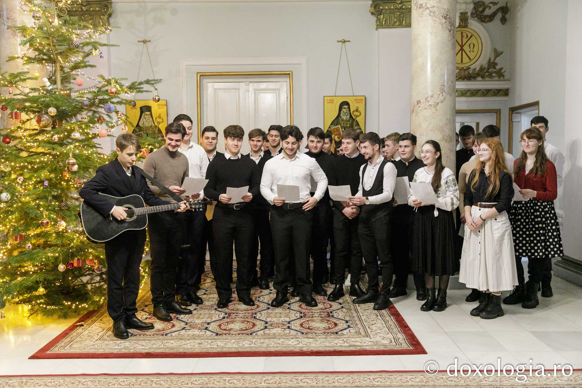 (Foto) Corul elevilor basarabeni de la Seminarul Teologic din Iași – Colindători la Reședința Mitropolitană 2023