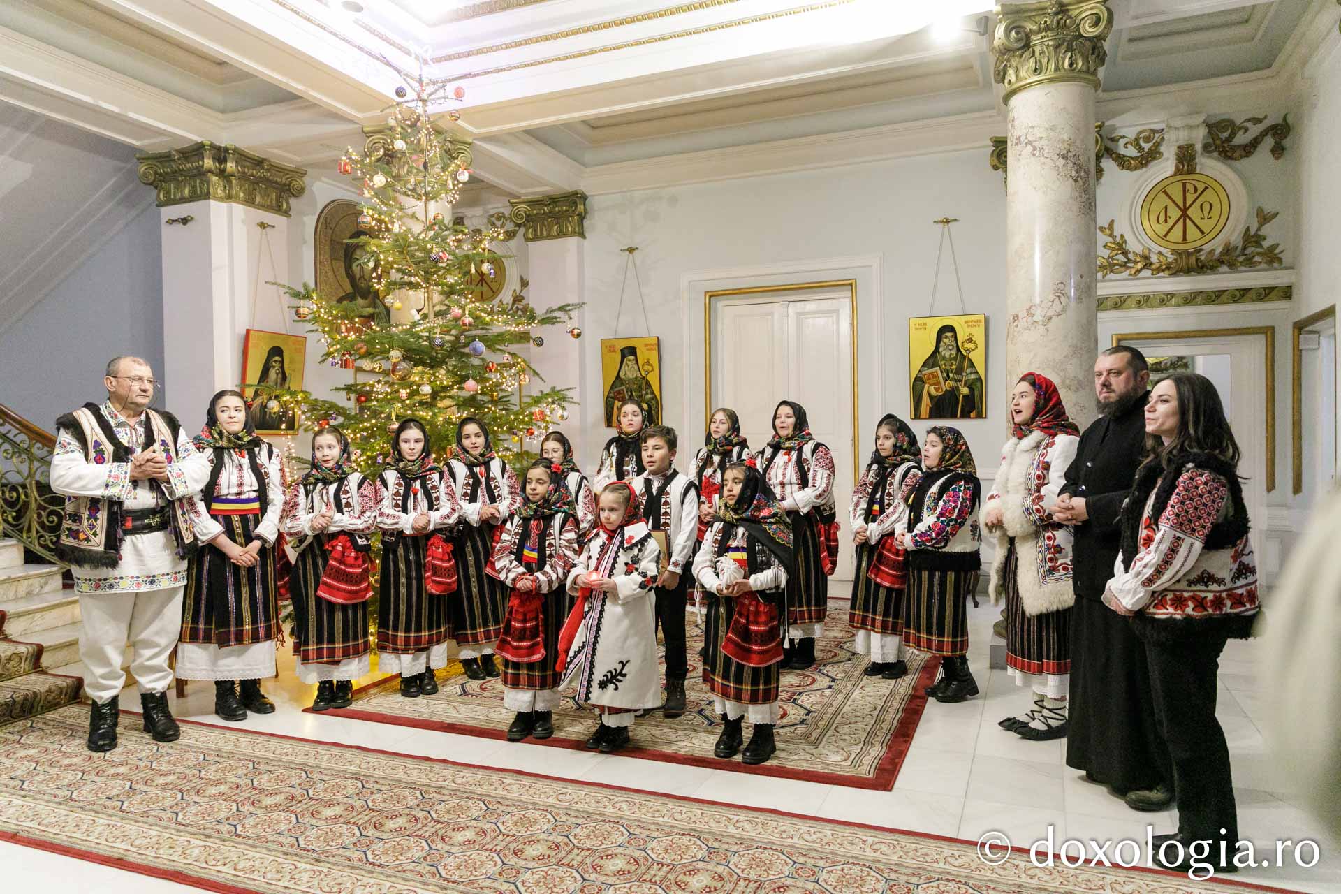 (Foto) Grupul folcloric „Floricică de pe stâncă” din Şerbeşti, Neamţ – Colindători la Reședința Mitropolitană 2023