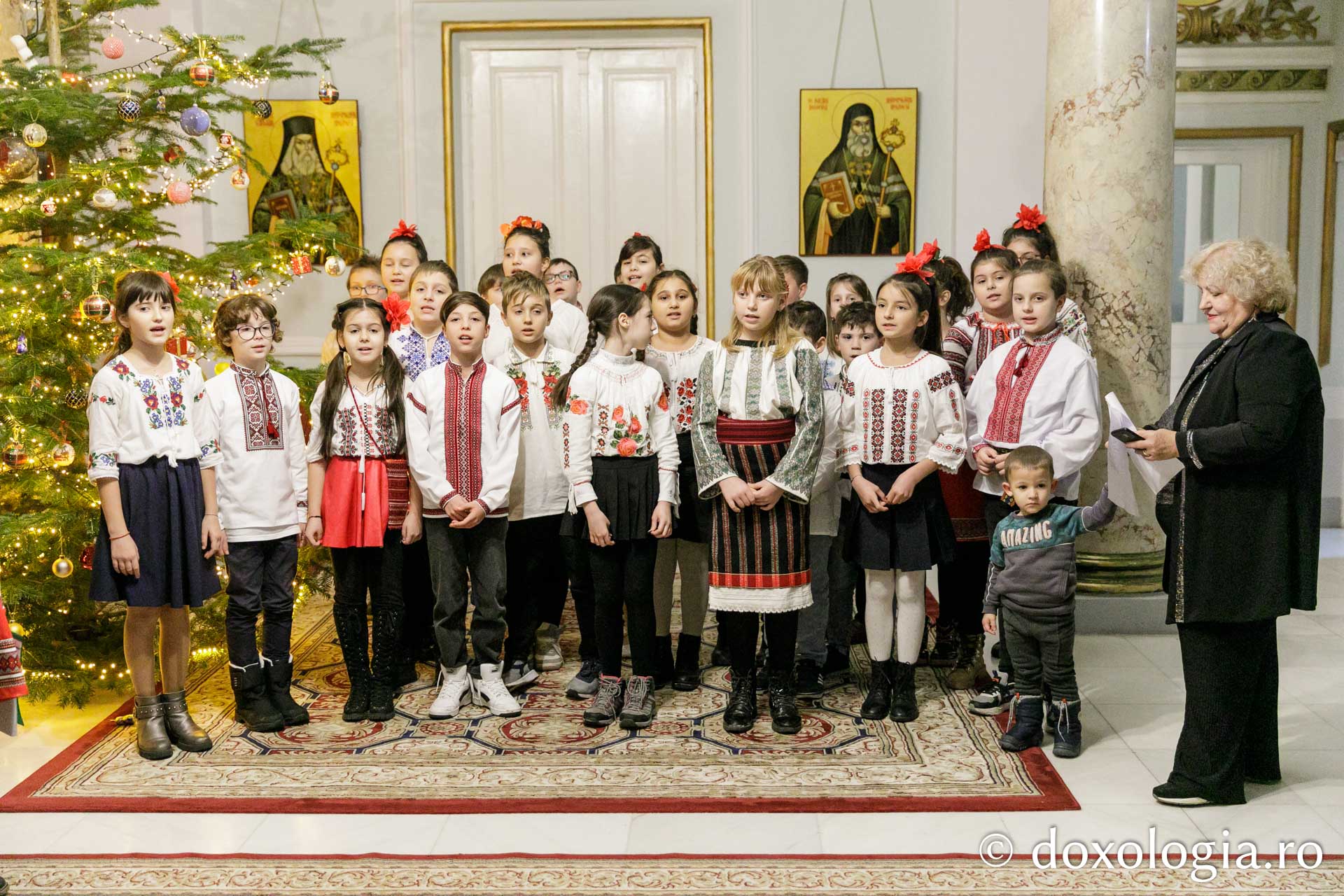 (Foto) Școala „Alecu Russo” din Iași – Colindători la Reședința Mitropolitană 2023