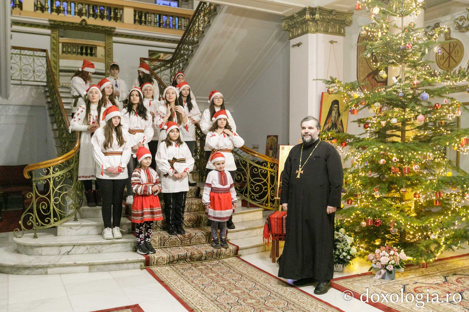 (Foto) Corul „Sfântul Meletie” al Liceului Tehnologic Special „Vasile Pavelcu” din Iași – Colindători la Reședința Mitropolitană 2023