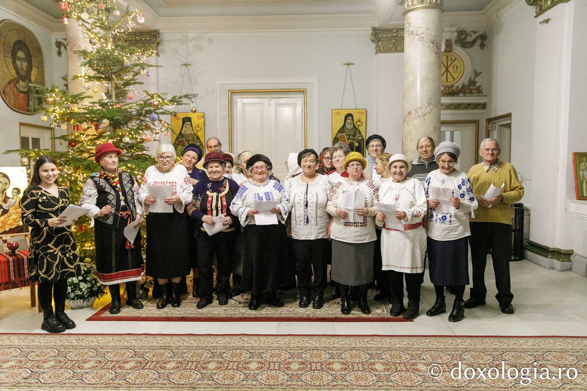 (Foto) Centrul social pentru vârstnici „Vovidenia” din Iași – Colindători la Reședința Mitropolitană 2023