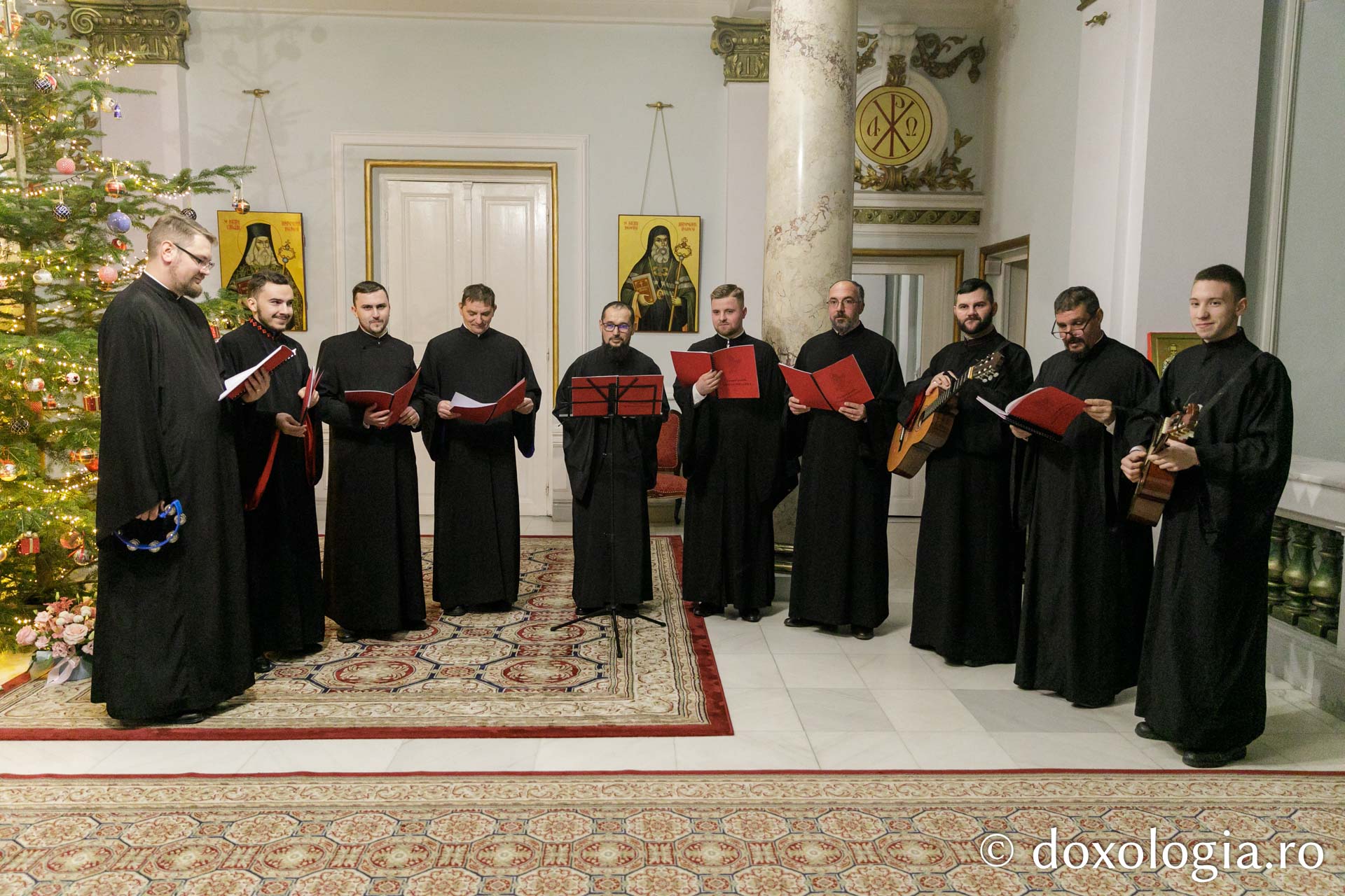 (Foto) Corul psaltic „Roman Melodul” al Protopopiatului Săveni – Colindători la Reședința Mitropolitană 2023