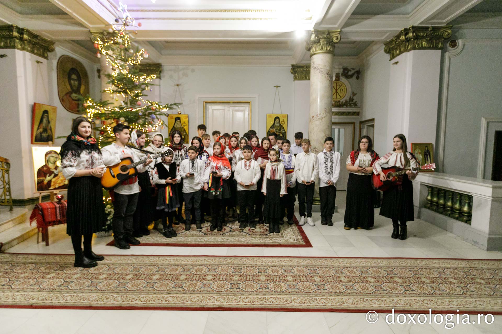 (Foto) Parohia Slobozia, Neamț – Colindători la Reședința Mitropolitană 2023