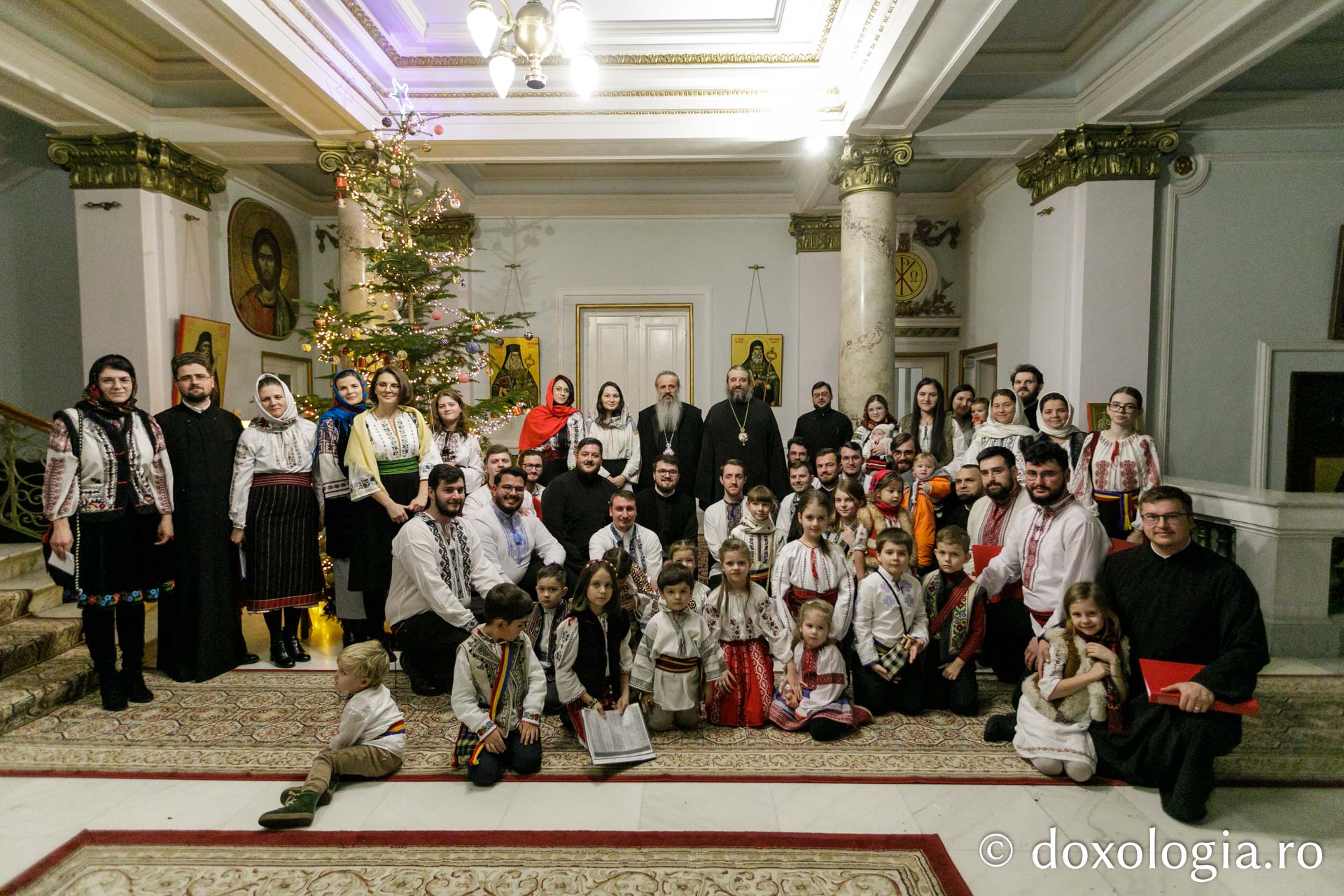 (Foto) Familiile diaconilor Catedralei Mitropolitane din Iași – Colindători la Reședința Mitropolitană 2023