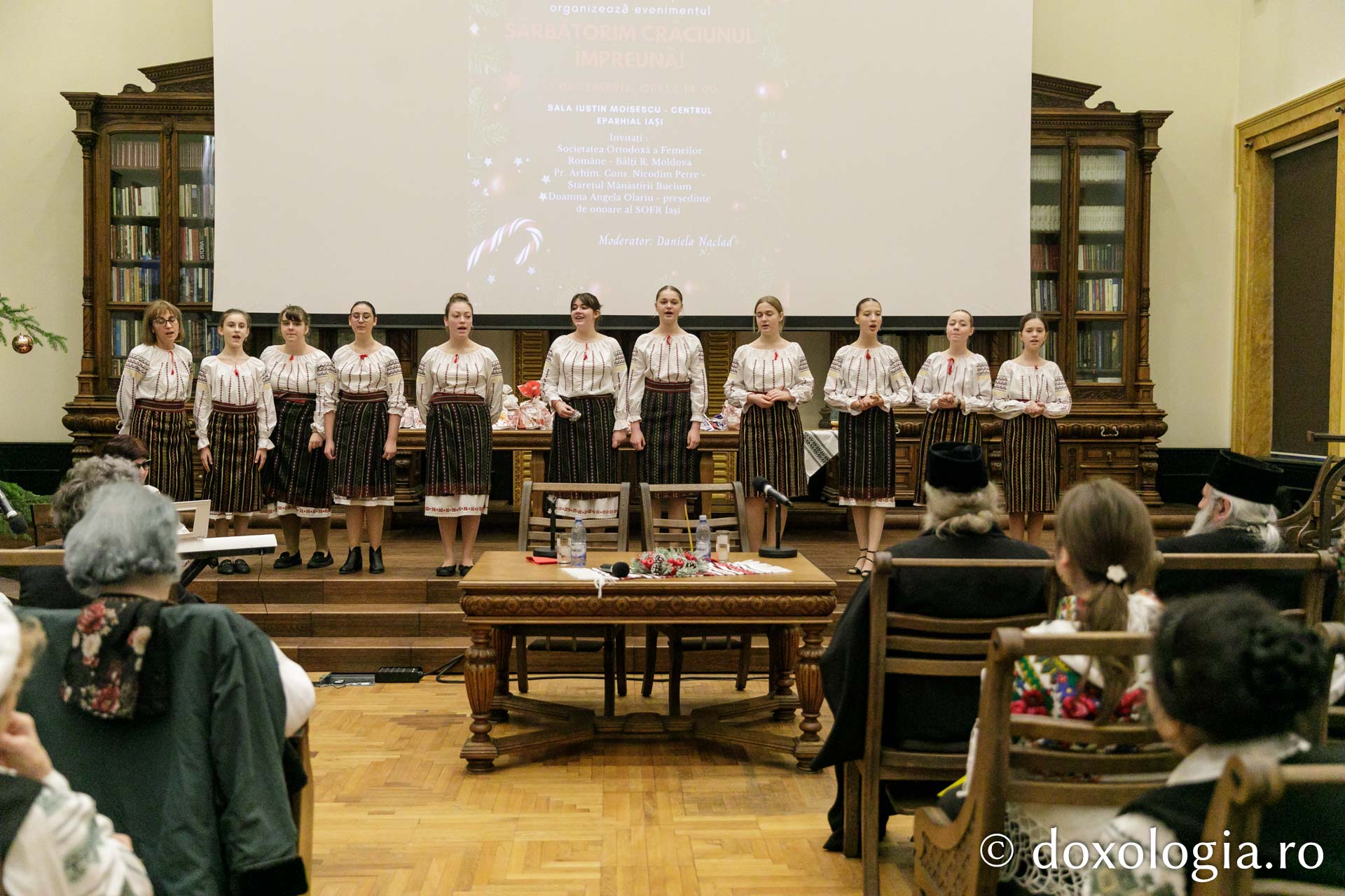 (Foto) Societatea Ortodoxă a Femeilor Române (SOFR) filiala Iaşi – Colindători la Reședința Mitropolitană 2023