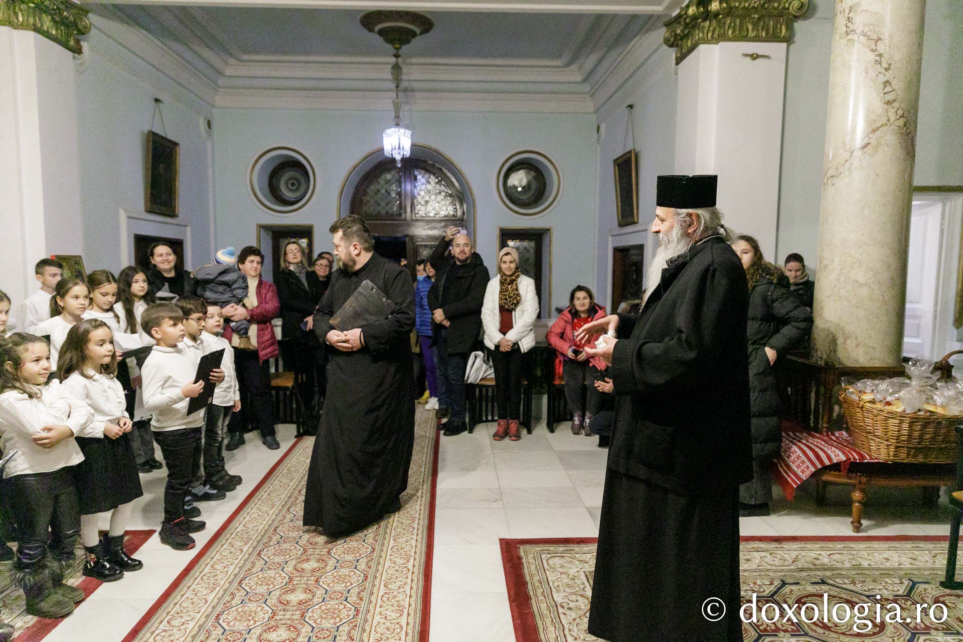 (Foto) Parohia Valea Adâncă I – Colindători la Reședința Mitropolitană 2023