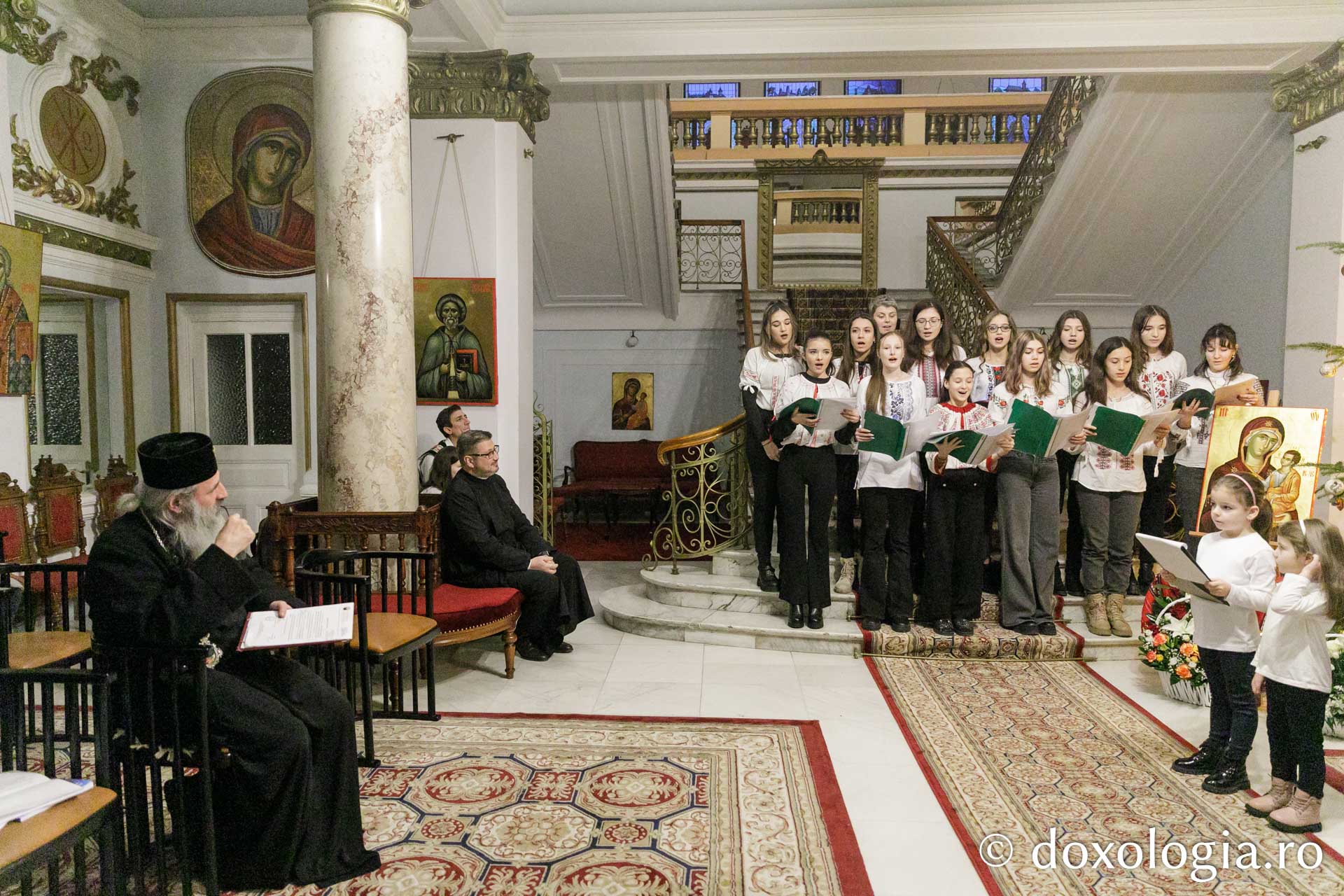 (Foto) Parohia Avântu – Colindători la Reședința Mitropolitană 2023